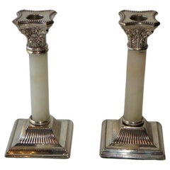 Seltenes Paar bedeutender englischer Silber-Weiß-Jade-Kerzenständer aus Silber, New Yorker Nachlass