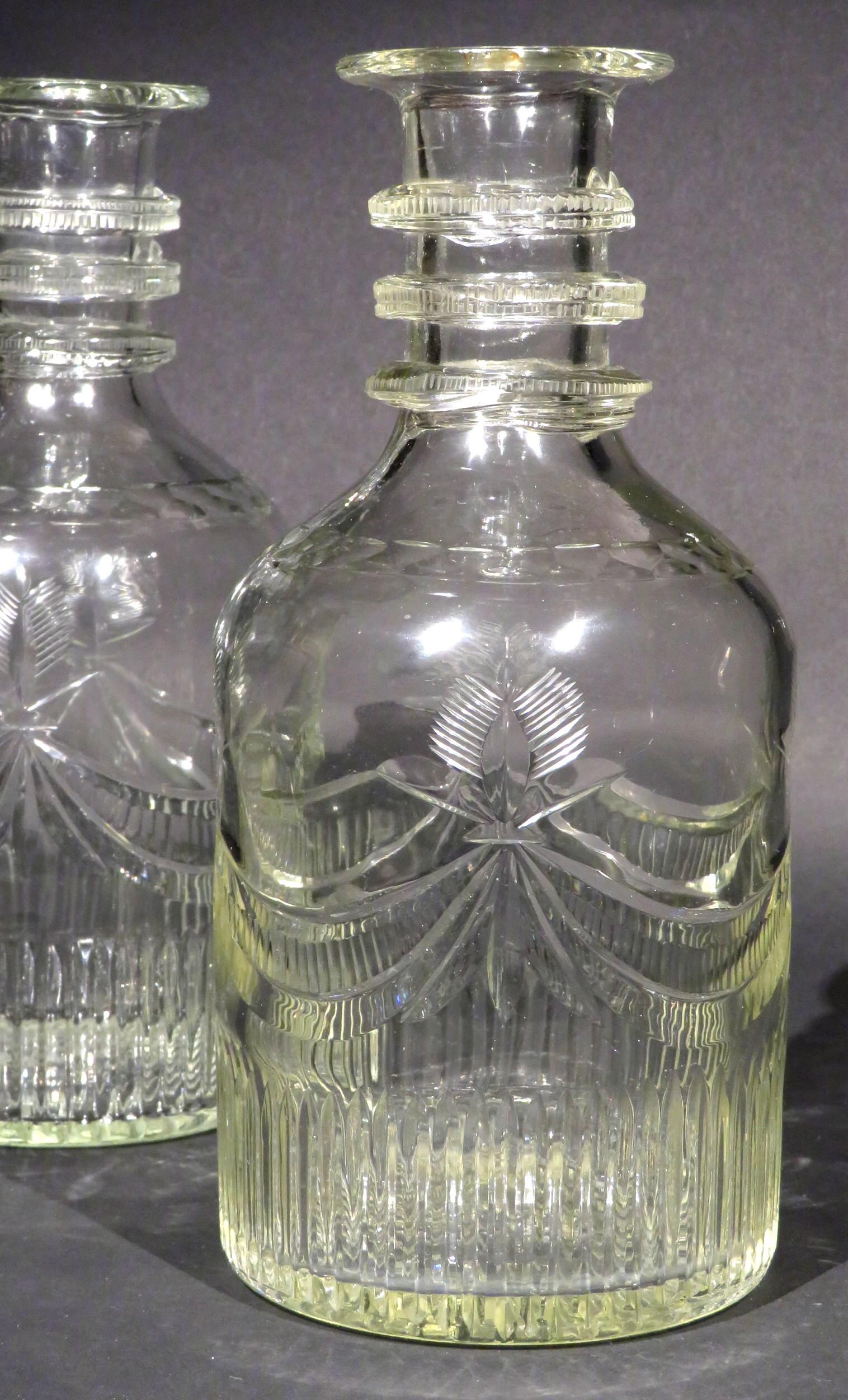 George III Paire de carafes irlandaises géorgiennes en verre de verre extrêmement rares, vers 1800 en vente