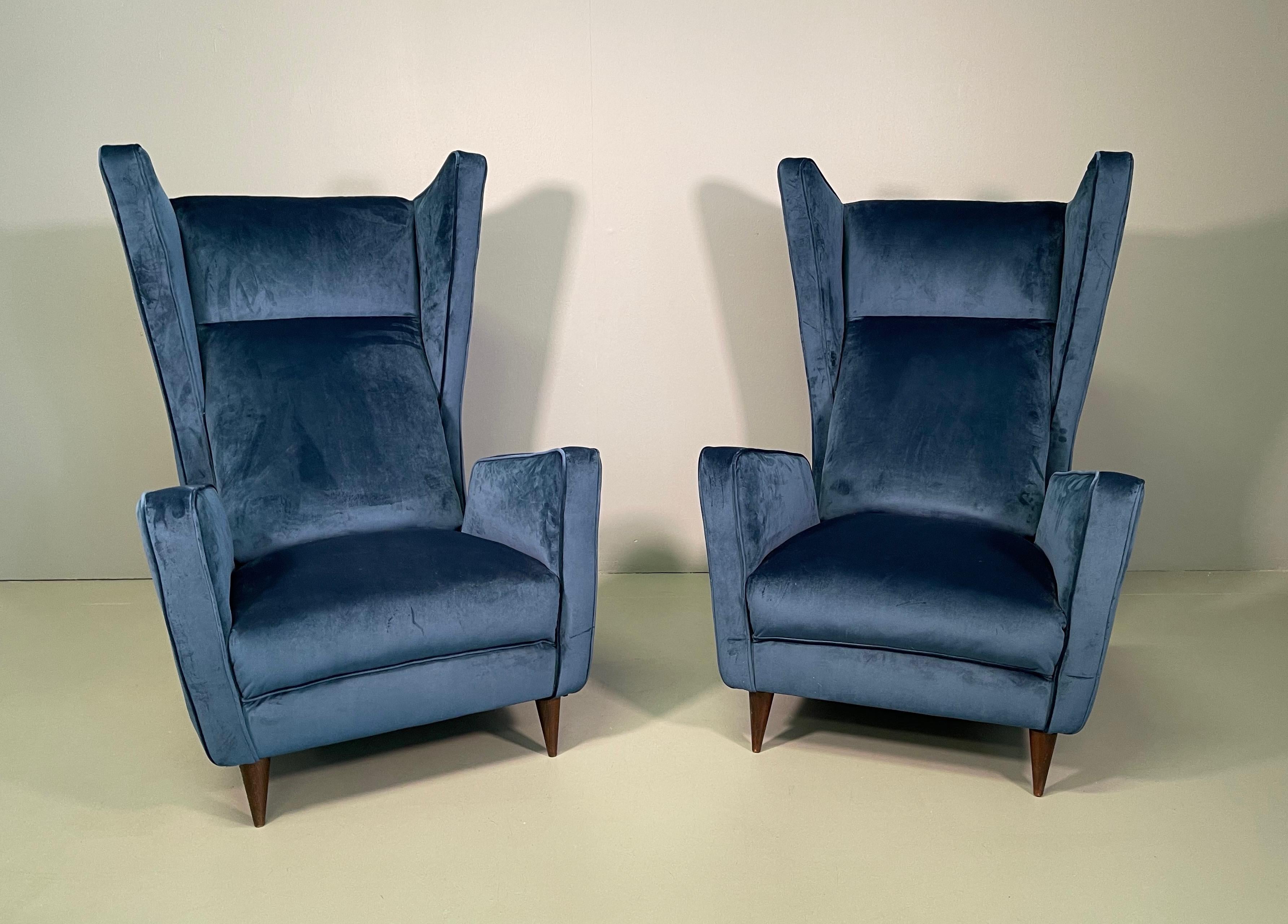 Attraktives Sesselpaar, entworfen vom Architekten Mario Oreglia Ende 1949. Die Sessel zeigen ein ikonisches geometrisches Spiel, bei dem eine verführerische, lebendige Linie zur Geltung kommt, bei dem sich Formgleichheit und strenge Linien zu einer