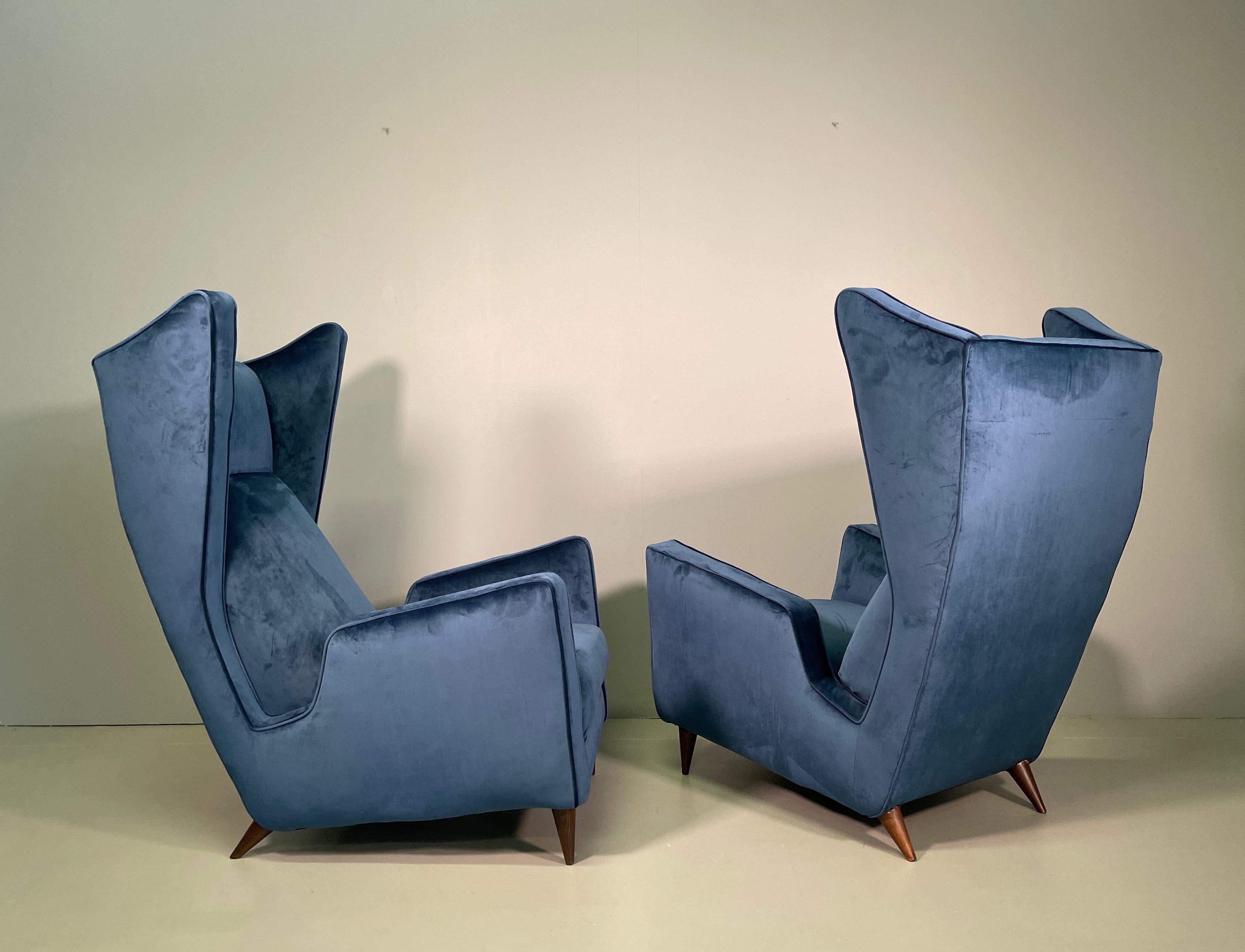 Seltenes Paar italienischer Sessel von Mario Oreglia (Holz) im Angebot