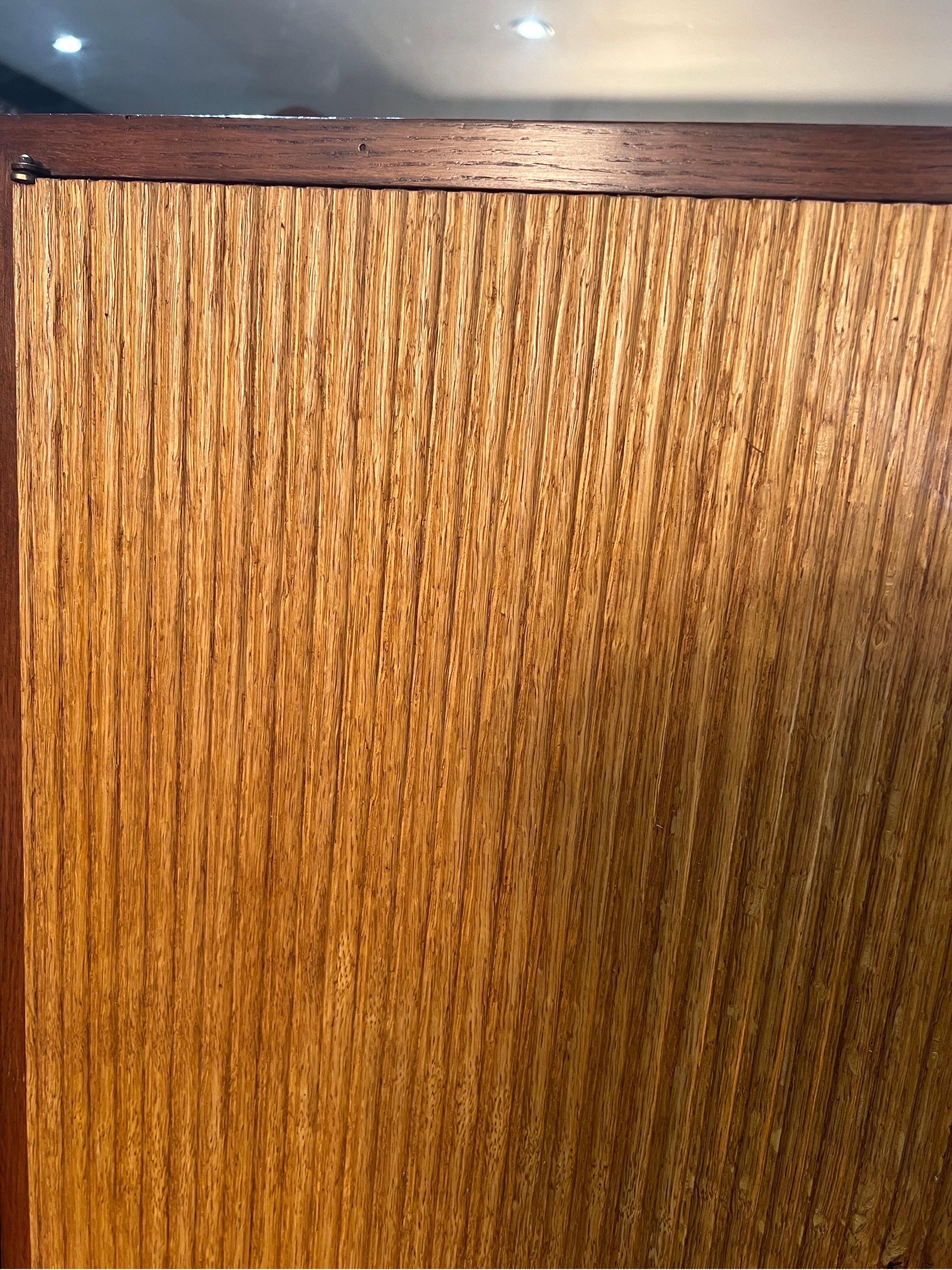 Ein außergewöhnliches Paar italienischer Schränke mit geriffelten Türen. Hergestellt aus Buchenholz mit Kastanieneinfassung, die jeweils 3 Einlegeböden im Inneren beherbergen. Ein schönes Beispiel für große italienische Handwerkskunst aus den 1940er