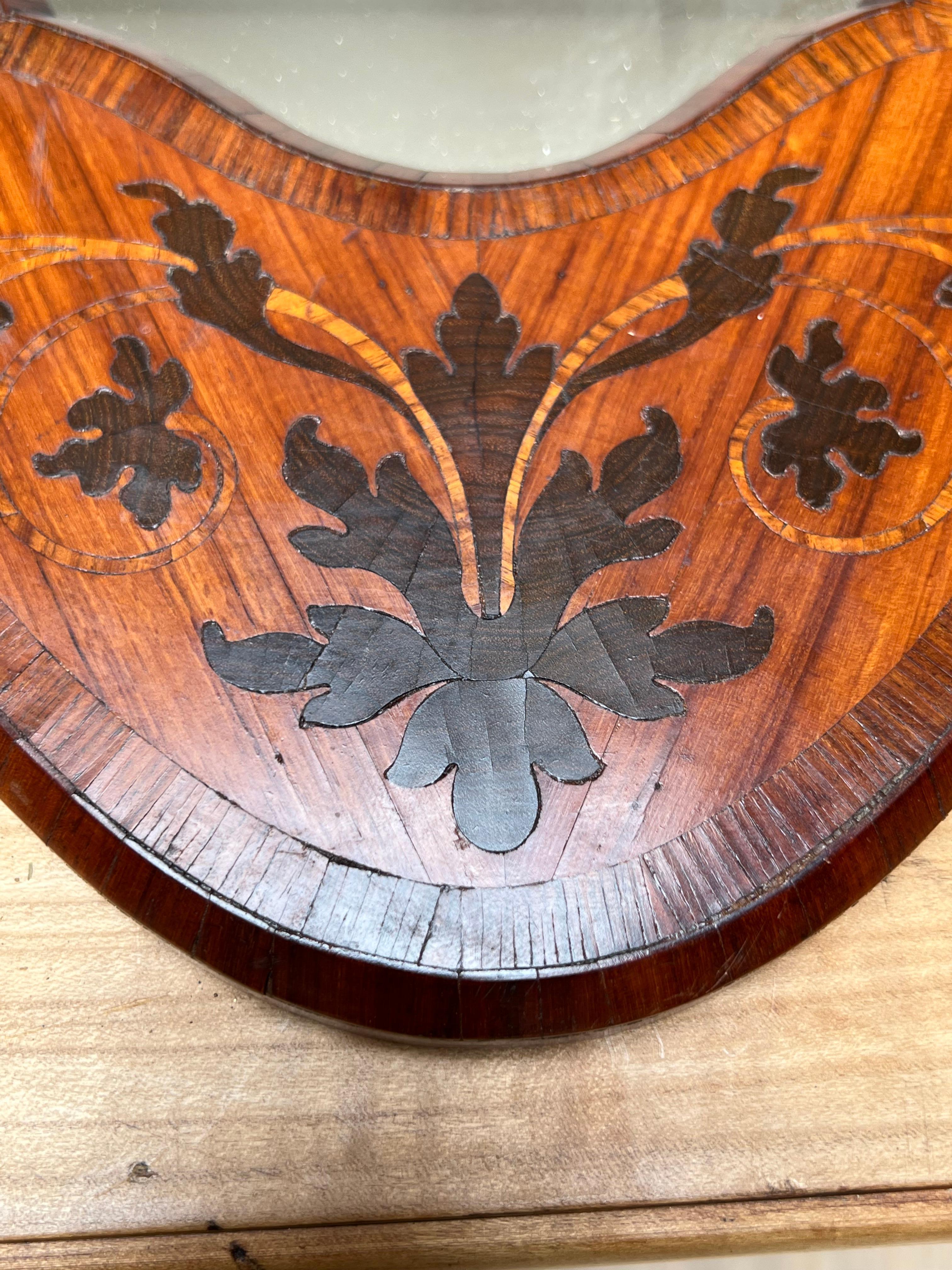 Pareja única de espejos de pared italianos con marcos de marquetería incrustada de madera de rey, hacia 1870 en venta 3