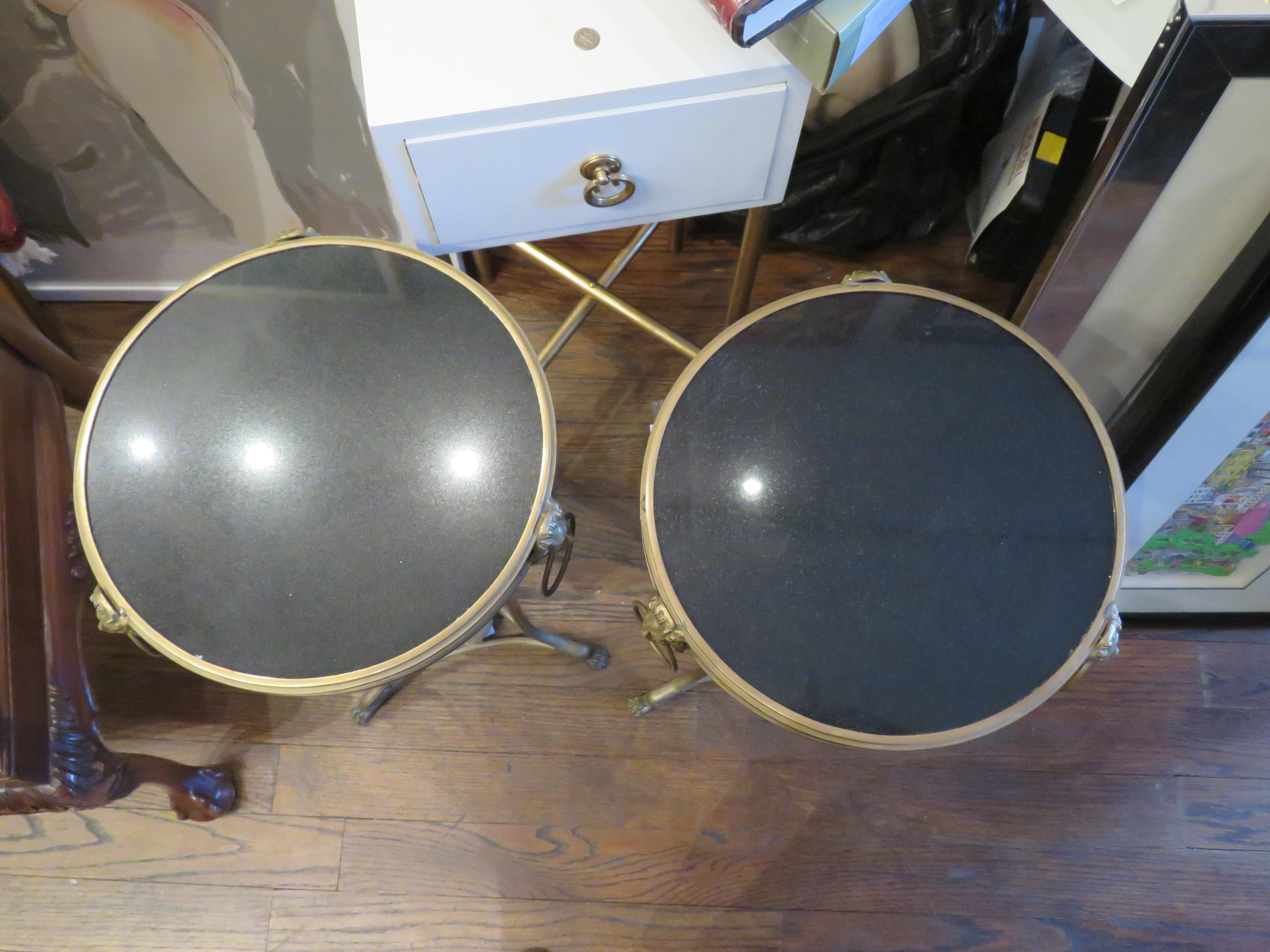 Bronze Rare paire de tables d'appoint de style Jansen en granit noir montées sur bronze en vente