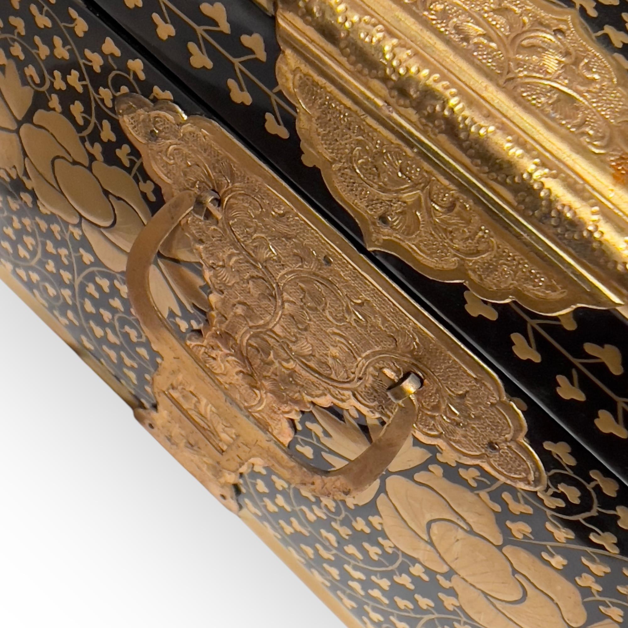 Rare Pair of Japanese Black and Gold Lacquer boxes, small trunks, Japan, 19thc 4