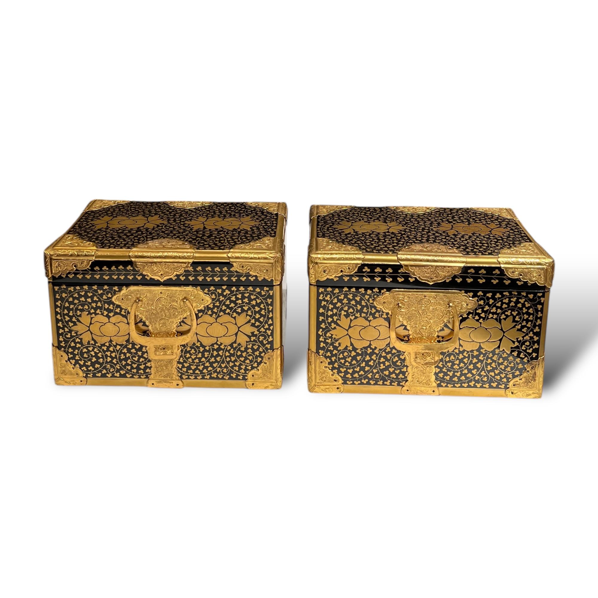 Pair of Japanese Black and Gold Lacquer boxes, small trunks, Japan, 19th Century
These miniature chests, inspired by Hasami-Bako travel trunks, have a rectangular shape. Their surfaces are meticulously adorned with hiramaki-e, a raised gold lacquer