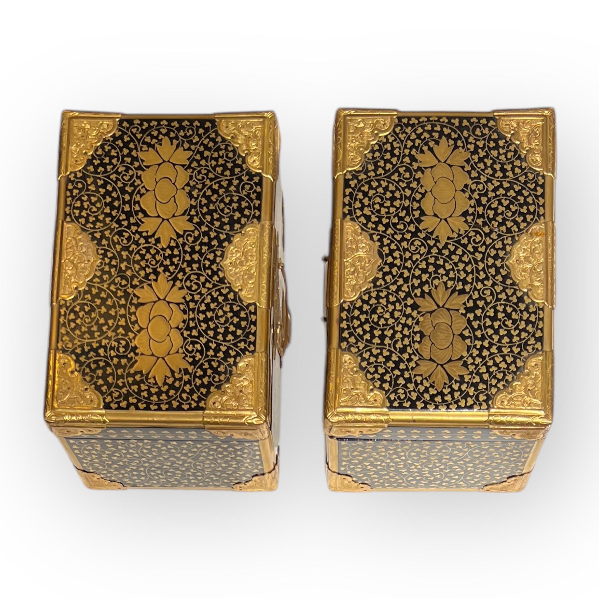 Rare Pair of Japanese Black and Gold Lacquer boxes, small trunks, Japan, 19thc In Excellent Condition In PARIS, FR