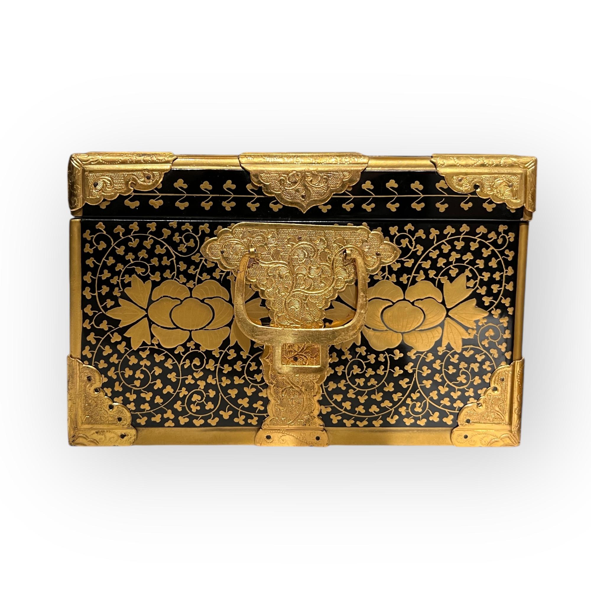 Rare Pair of Japanese Black and Gold Lacquer boxes, small trunks, Japan, 19thc 1