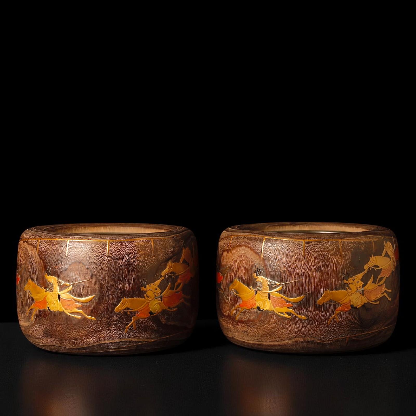 Rare Pair of Japanese Hibachi with Makie Lacquer – Imperial Horse Race Motif, 19 For Sale 3