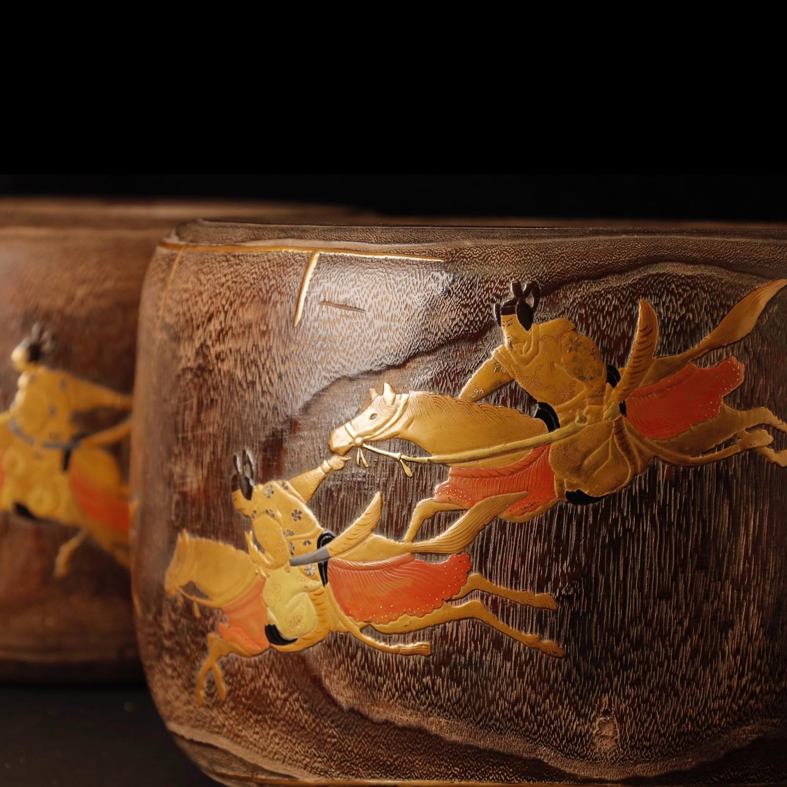 Rare Pair of Japanese Hibachi with Makie Lacquer – Imperial Horse Race Motif, 19 For Sale 8