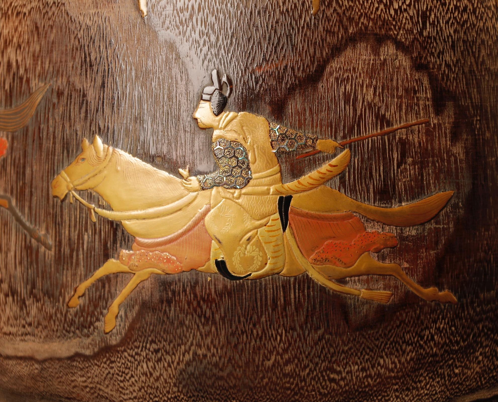 Rare Pair of Japanese Hibachi with Makie Lacquer – Imperial Horse Race Motif, 19 In Good Condition For Sale In Fukuoka, JP