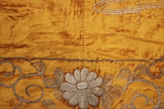 Rare paire de broderies japonaises en fil d'argent de la période Meiji sur velours de soie