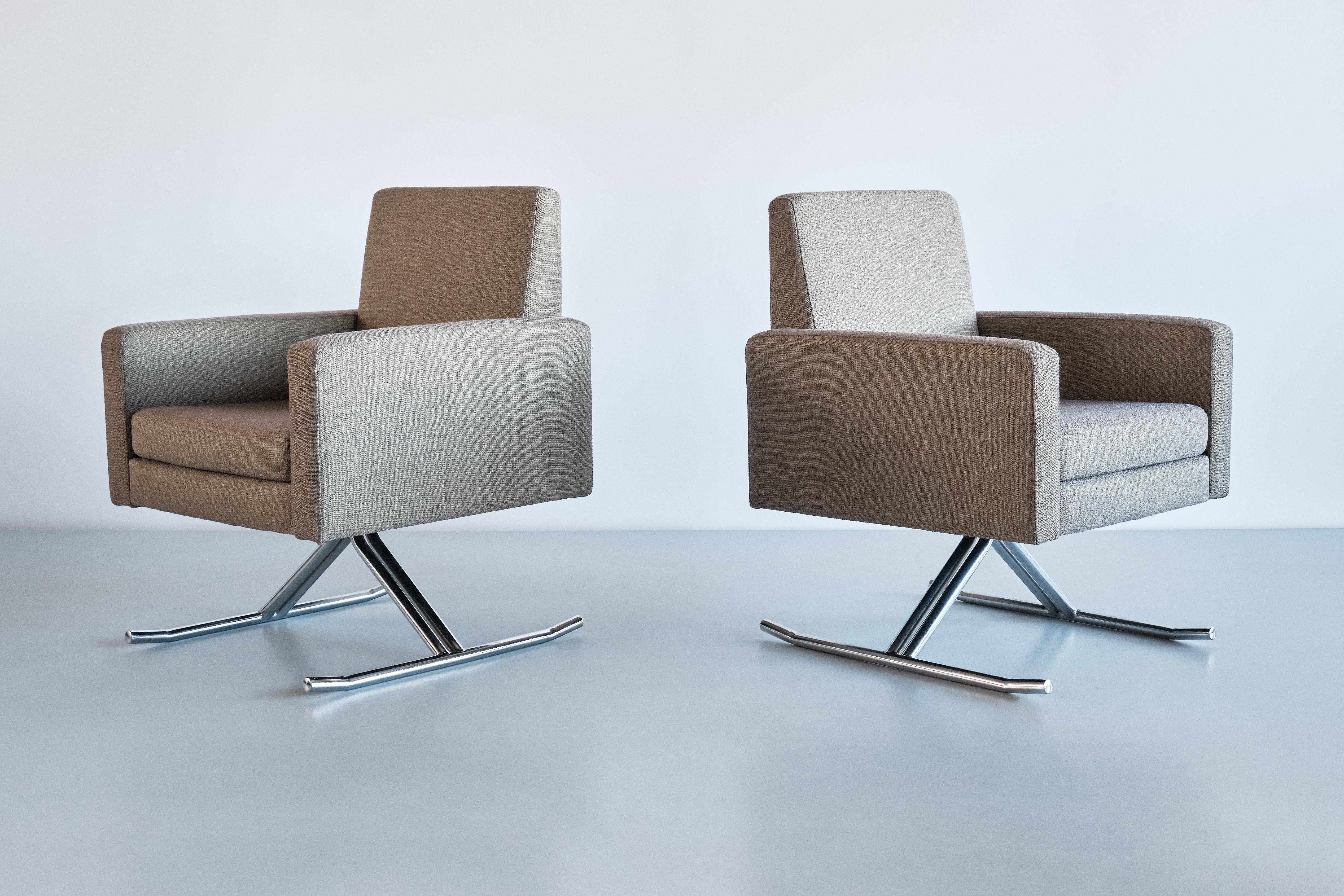 Dieses außergewöhnlich seltene Sesselpaar wurde von Joseph-André Motte entworfen und Ende der 1960er Jahre von der Edition MPS in Frankreich hergestellt. Das Modell trägt den Namen 'Luge' und wurde ursprünglich von Motte für die Innenausstattung des
