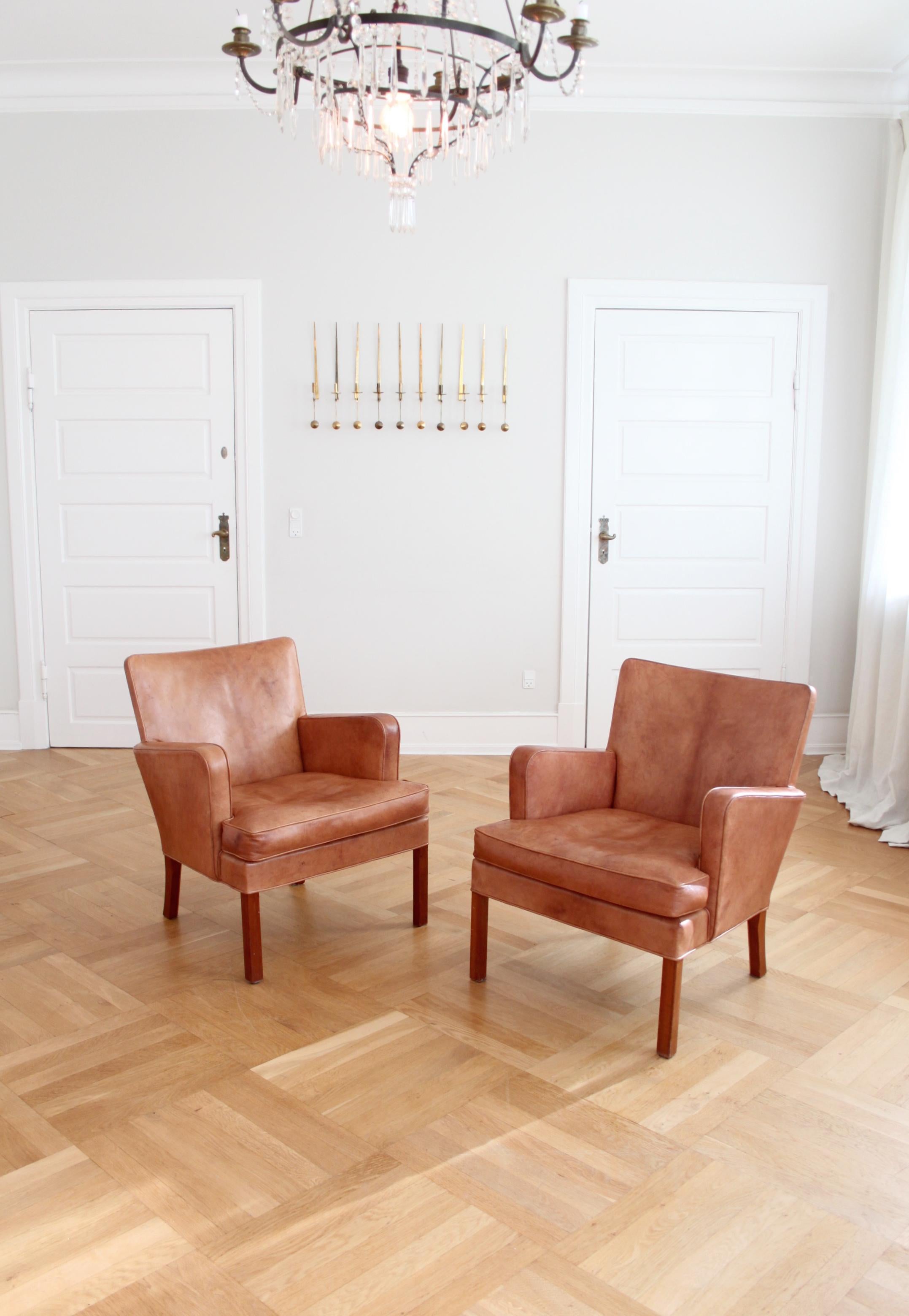 Scandinave moderne Rare paire de fauteuils Kaare Klint modèle 5313, cuir Niger, scandinave moderne en vente