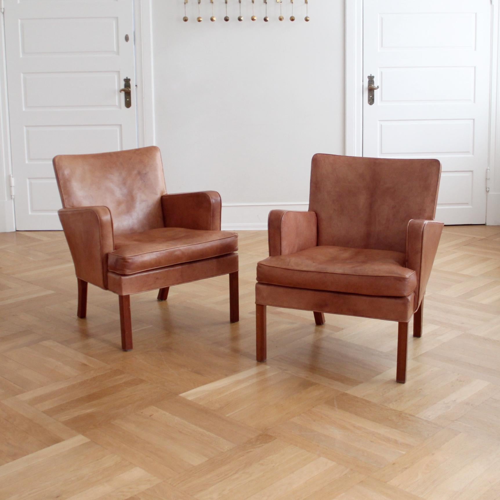Danois Rare paire de fauteuils Kaare Klint modèle 5313, cuir Niger, scandinave moderne en vente
