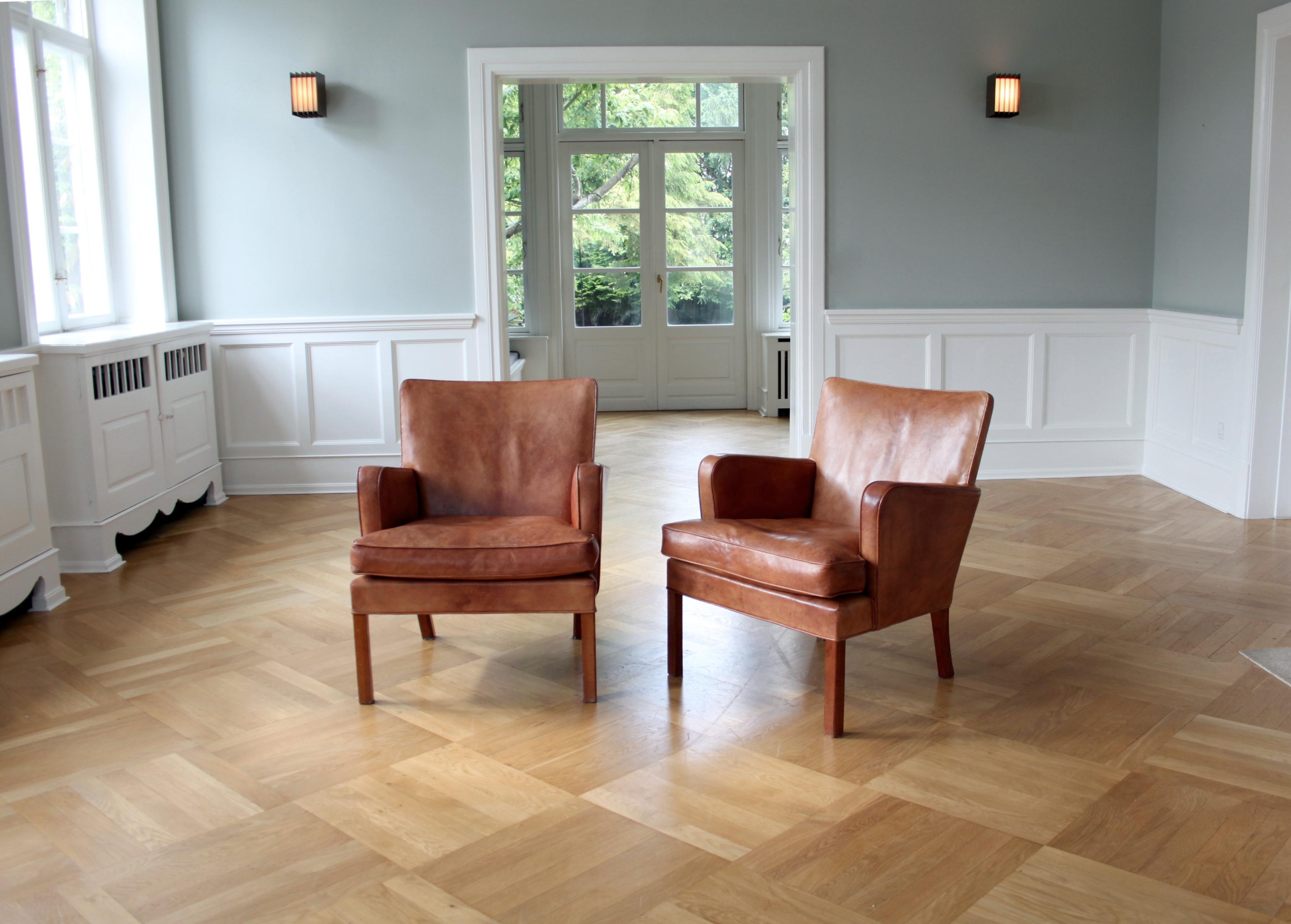 Raro par de sillones Kaare Klint modelo 5313, cuero Níger, escandinavo moderno Danés en venta