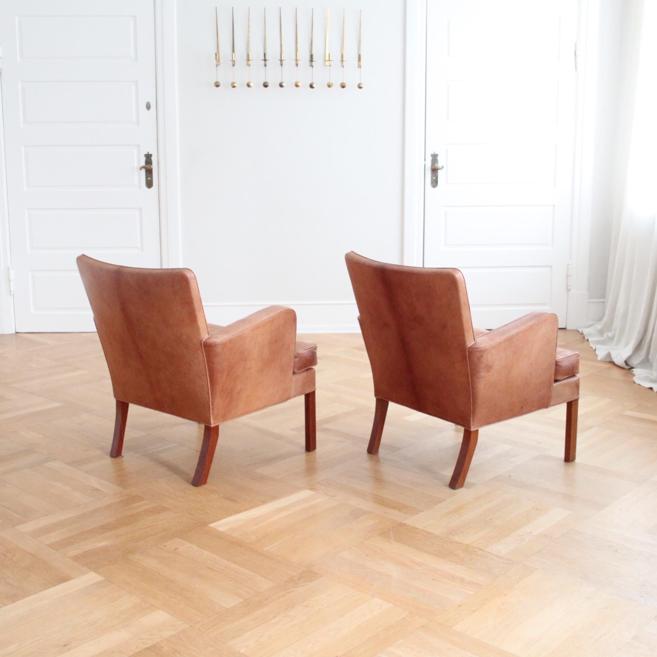 Huilé Rare paire de fauteuils Kaare Klint modèle 5313, cuir Niger, scandinave moderne en vente