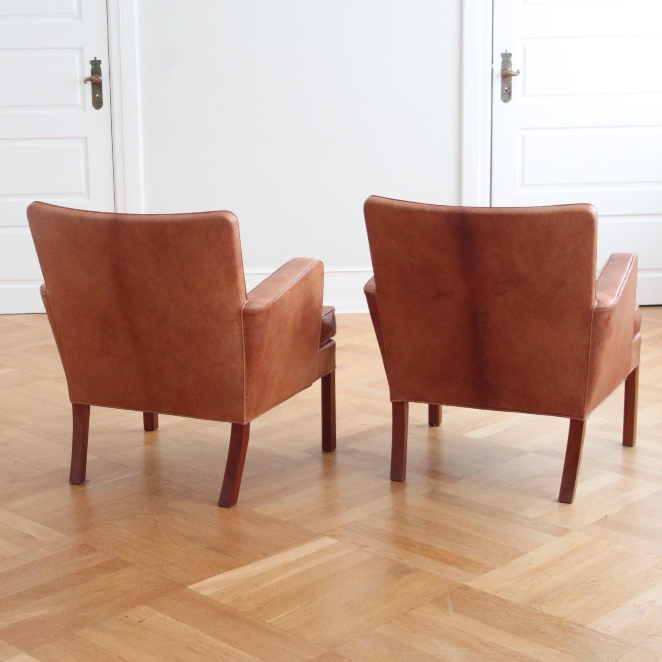 20ième siècle Rare paire de fauteuils Kaare Klint modèle 5313, cuir Niger, scandinave moderne en vente