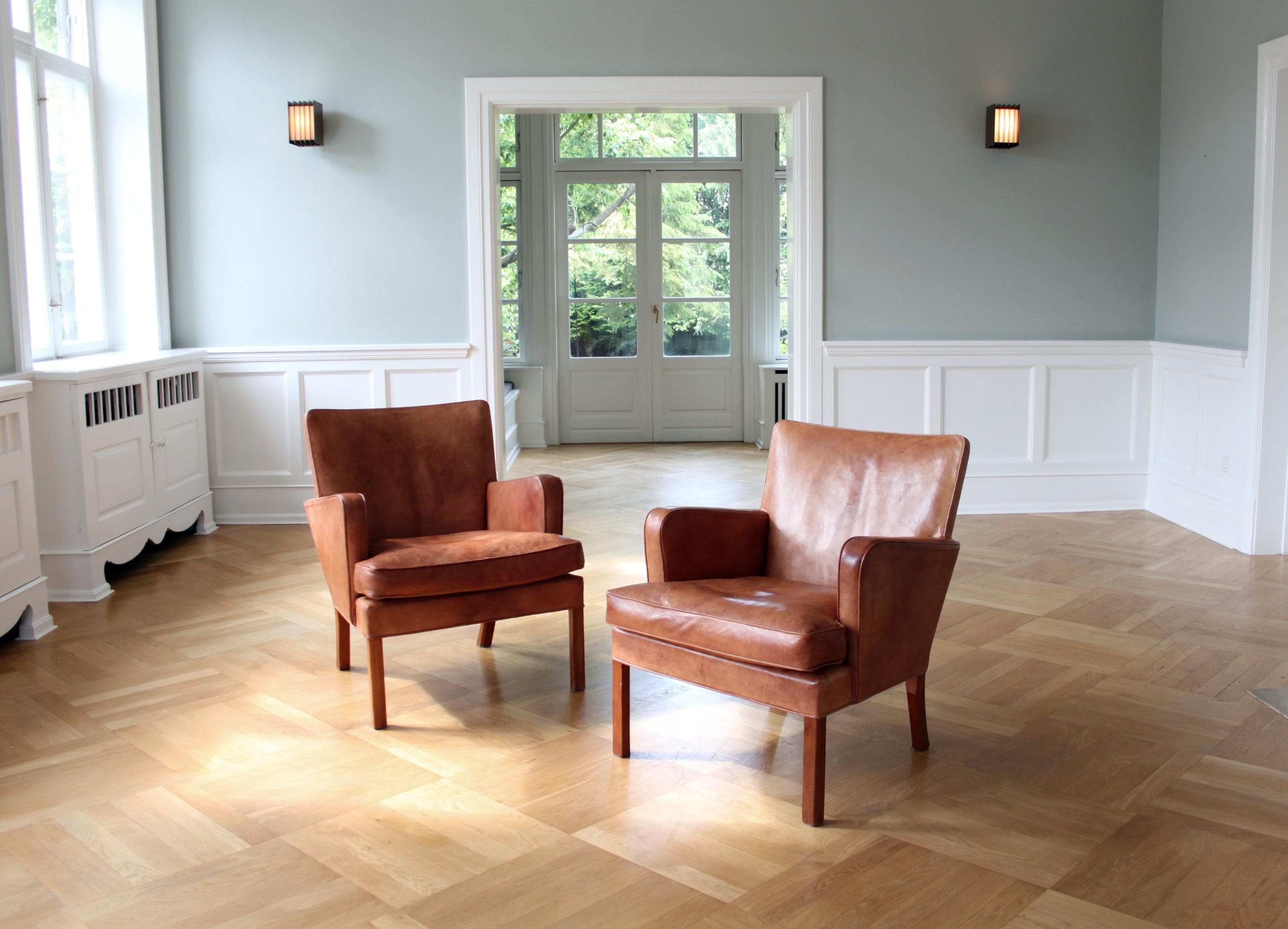 Raro par de sillones Kaare Klint modelo 5313, cuero Níger, escandinavo moderno siglo XX en venta