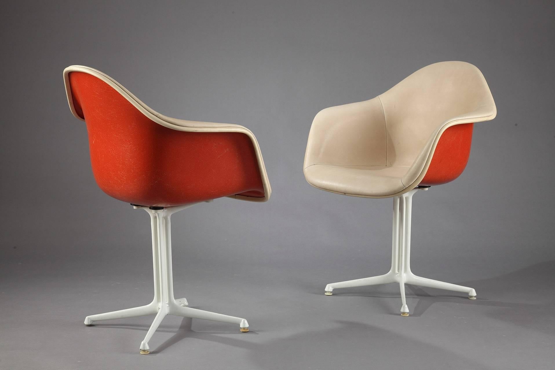 Pair of La Fonda chairs by Charles and Ray Eames, 1961, edited by Herman Miller. Orange fiberglass shell dressed in beige leather, on a base in white lacquered cast aluminium. Labelled by maker underneath: Interform Herman Miller 162 bd Voltaire