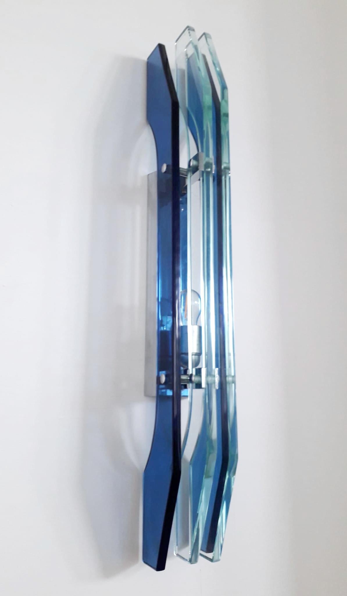 Seltene italienische Vintage-Wandleuchten, jede mit vier großen blauen und klaren abgeschrägten Glasscheiben auf einem Nickelrahmen / Made in Italy, ca. 1960er Jahre
1 Leuchte / Typ E26 oder E27 / max. 60W
Maße: Höhe 28 Zoll / Breite 3,5 Zoll /