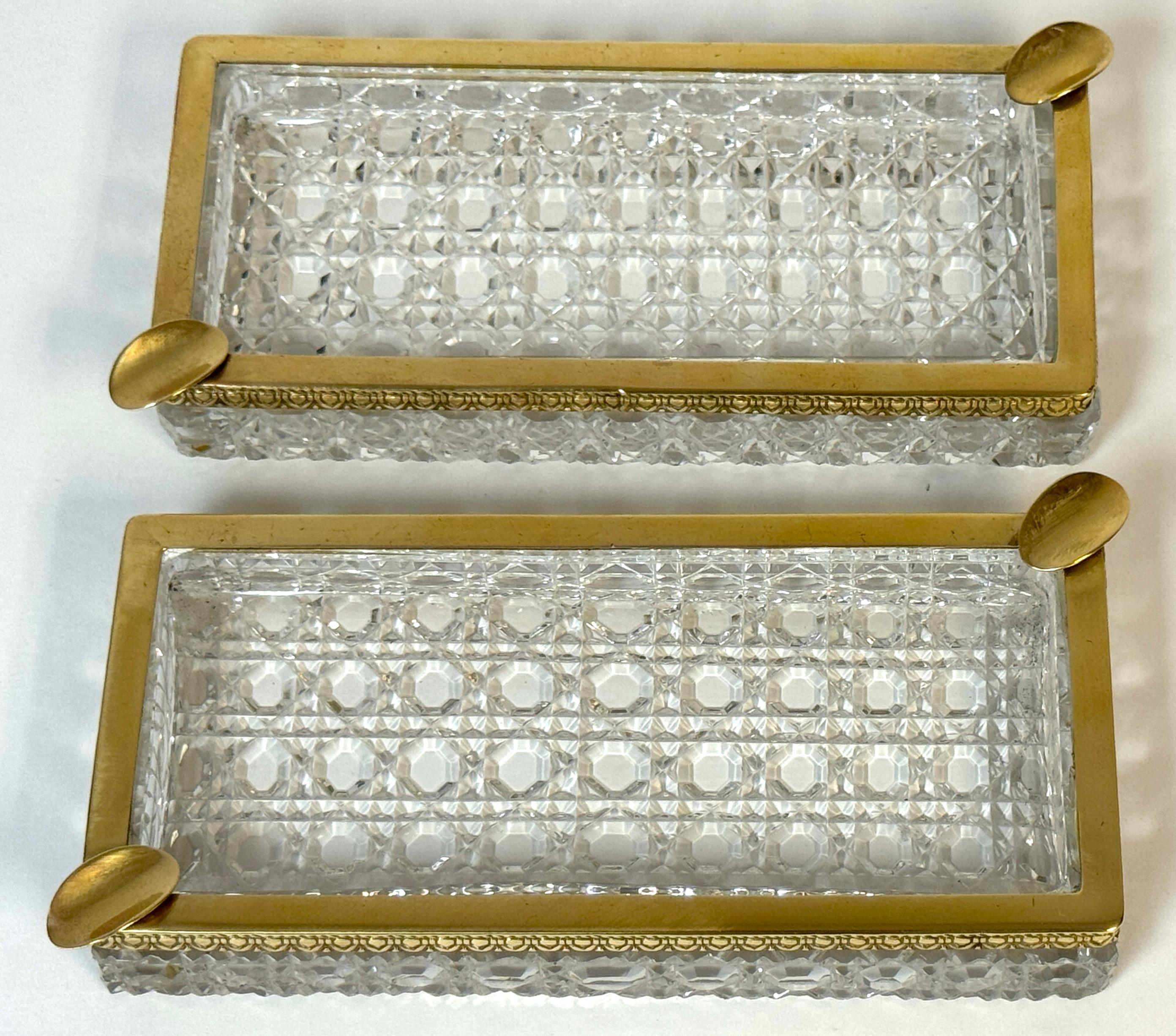 Raro par de grandes bandejas para cenizas/cigarros Baccarat (Atrb) montadas en bronce, circa años 50 Neoclásico en venta