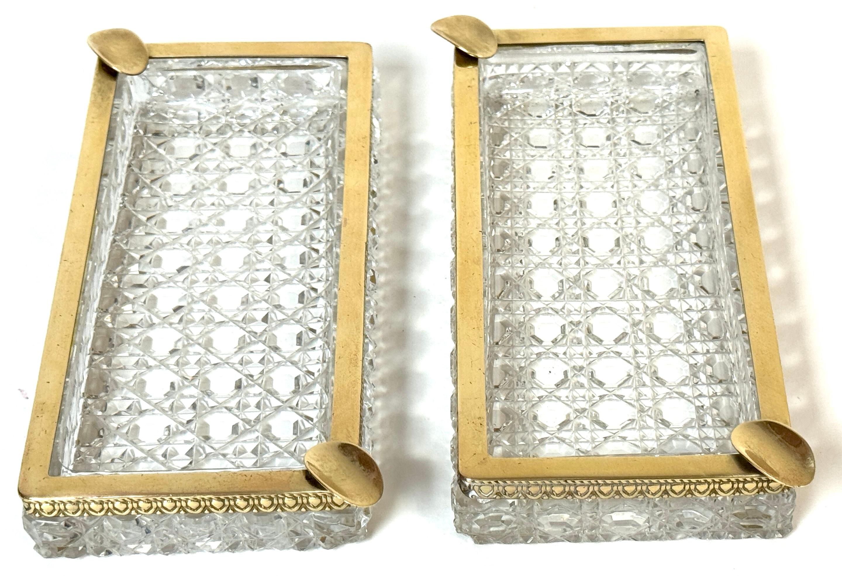 Raro par de grandes bandejas para cenizas/cigarros Baccarat (Atrb) montadas en bronce, circa años 50 Francés en venta