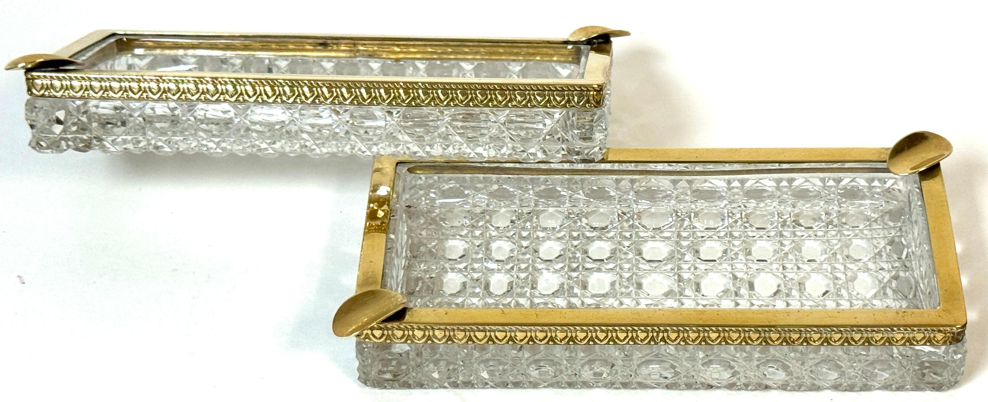 Raro par de grandes bandejas para cenizas/cigarros Baccarat (Atrb) montadas en bronce, circa años 50 Vaciado en venta