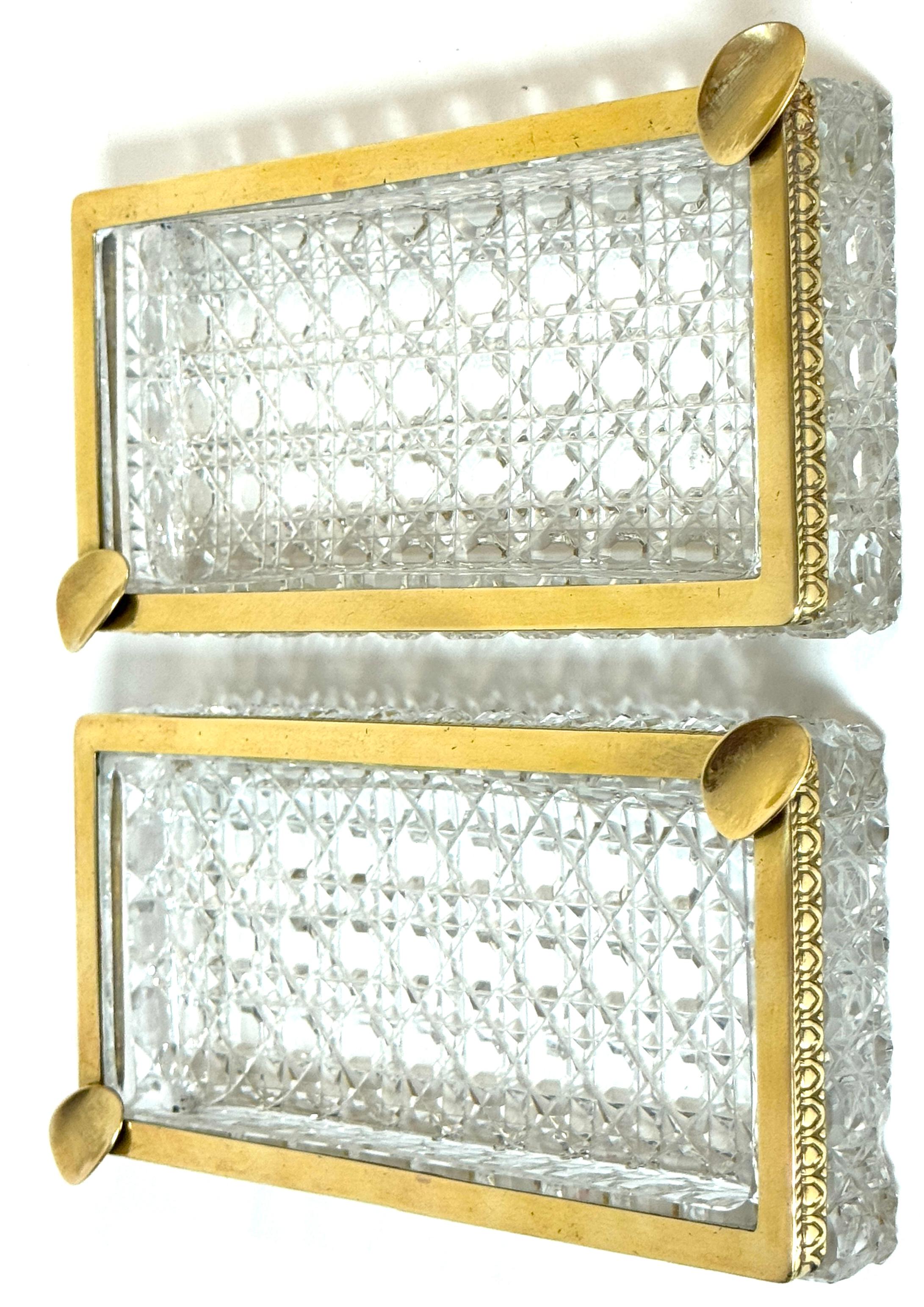 Raro par de grandes bandejas para cenizas/cigarros Baccarat (Atrb) montadas en bronce, circa años 50 en Bueno estado para la venta en West Palm Beach, FL