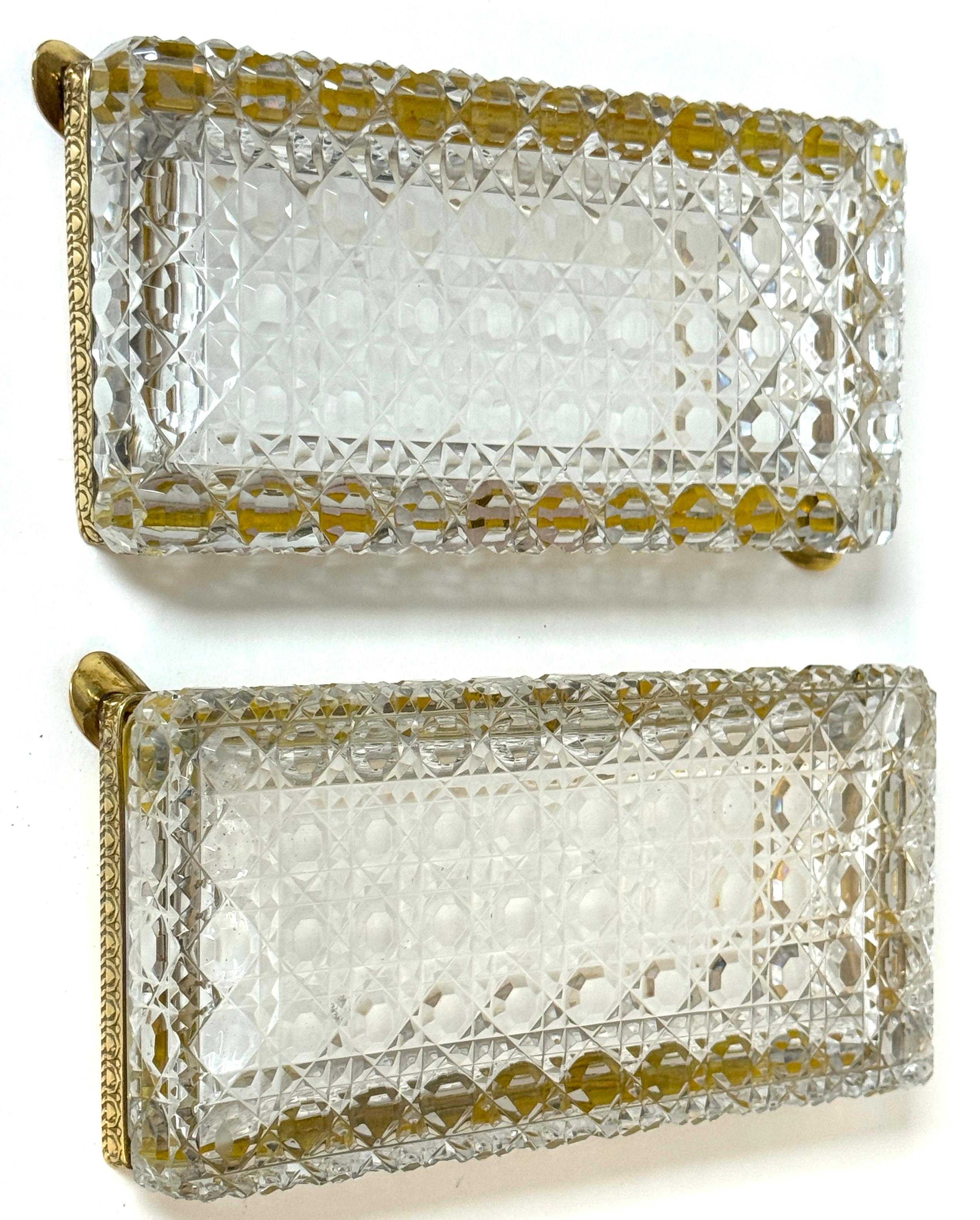 Raro par de grandes bandejas para cenizas/cigarros Baccarat (Atrb) montadas en bronce, circa años 50 siglo XX en venta