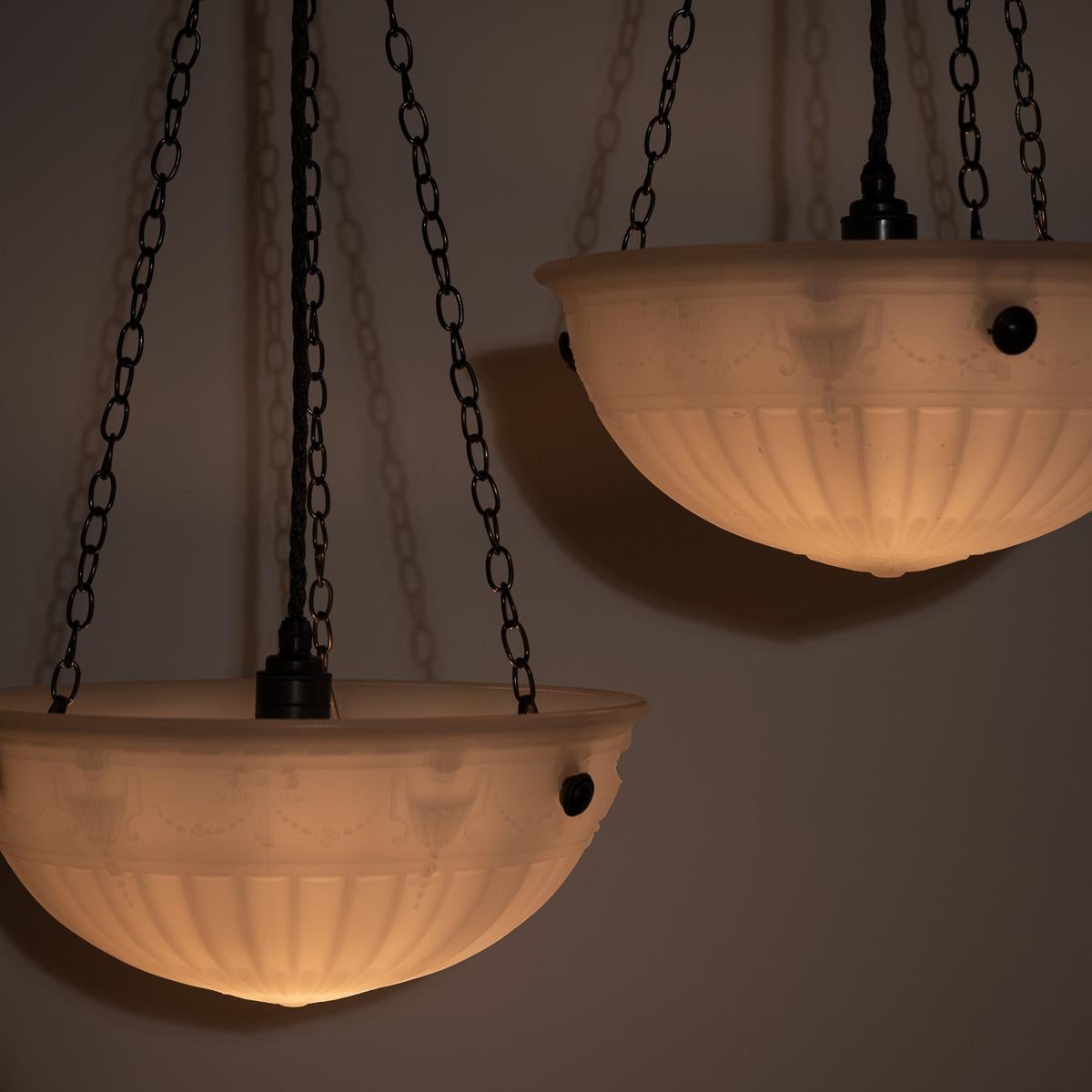 Rara coppia di plafoniere decorative in vetro Moonstone di grandi dimensioni in vendita 2