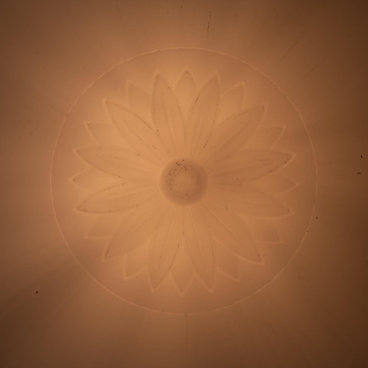 Rara coppia di plafoniere decorative in vetro Moonstone di grandi dimensioni in vendita 7