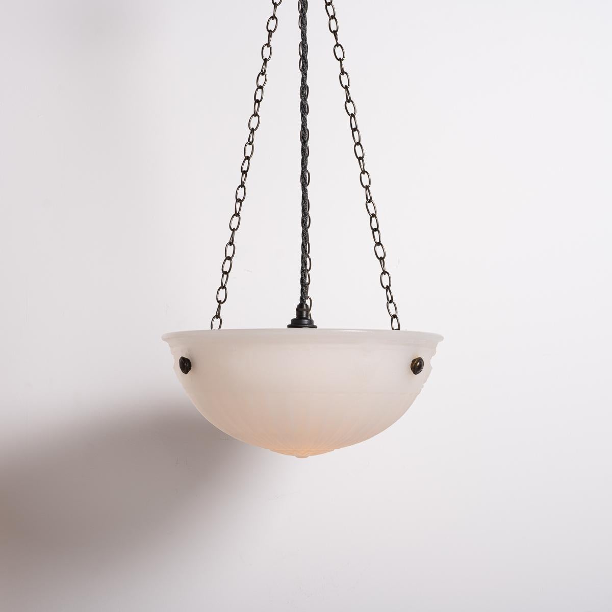 Rara coppia di grandi plafoniere decorative in vetro Moonstone di Jefferson - Set di abbinamenti del periodo Art Nouveau

Una bellissima e ricercatissima coppia di plafoniere in pietra di luna di The Jefferson Glass Company, che conserva i dettagli