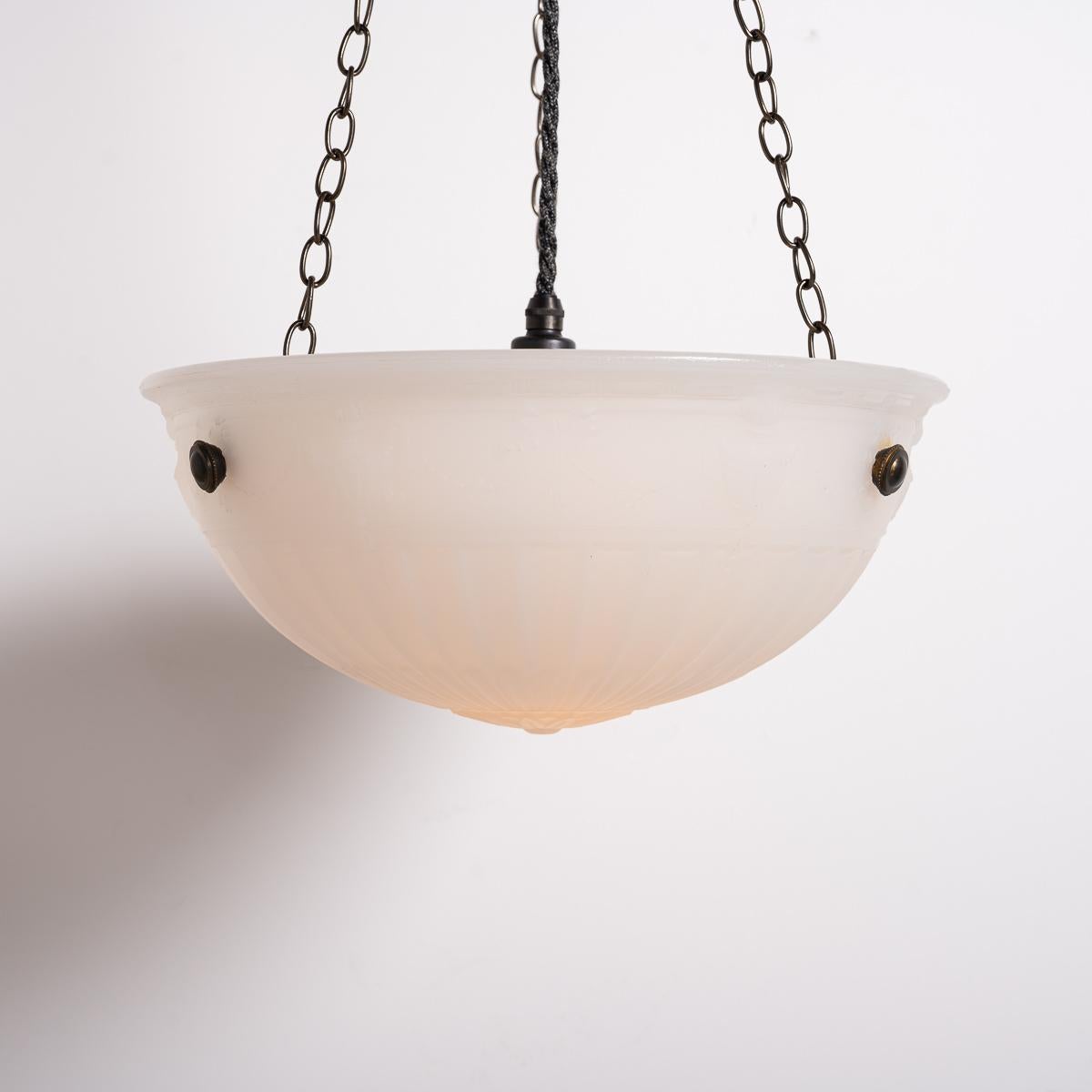Britannico Rara coppia di plafoniere decorative in vetro Moonstone di grandi dimensioni in vendita