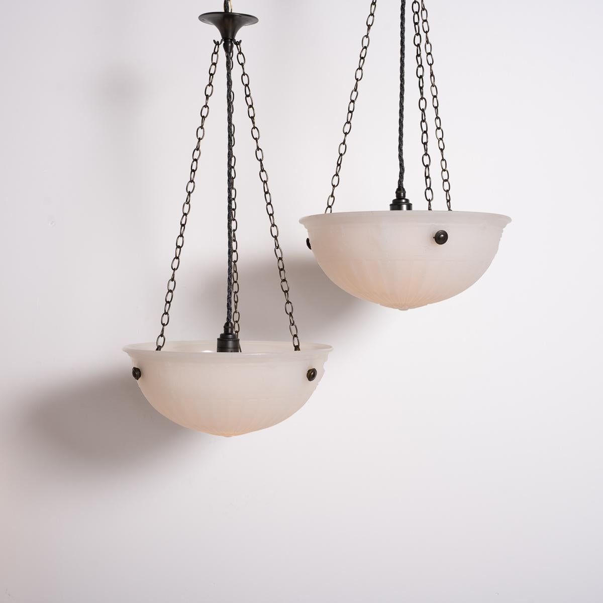 Ottone Rara coppia di plafoniere decorative in vetro Moonstone di grandi dimensioni in vendita