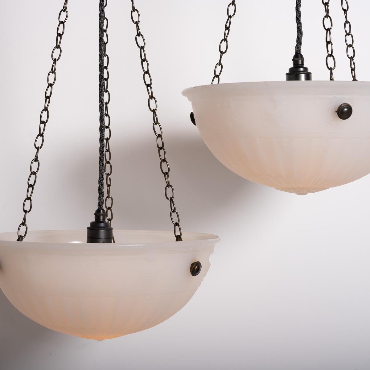 Rara coppia di plafoniere decorative in vetro Moonstone di grandi dimensioni in vendita 1