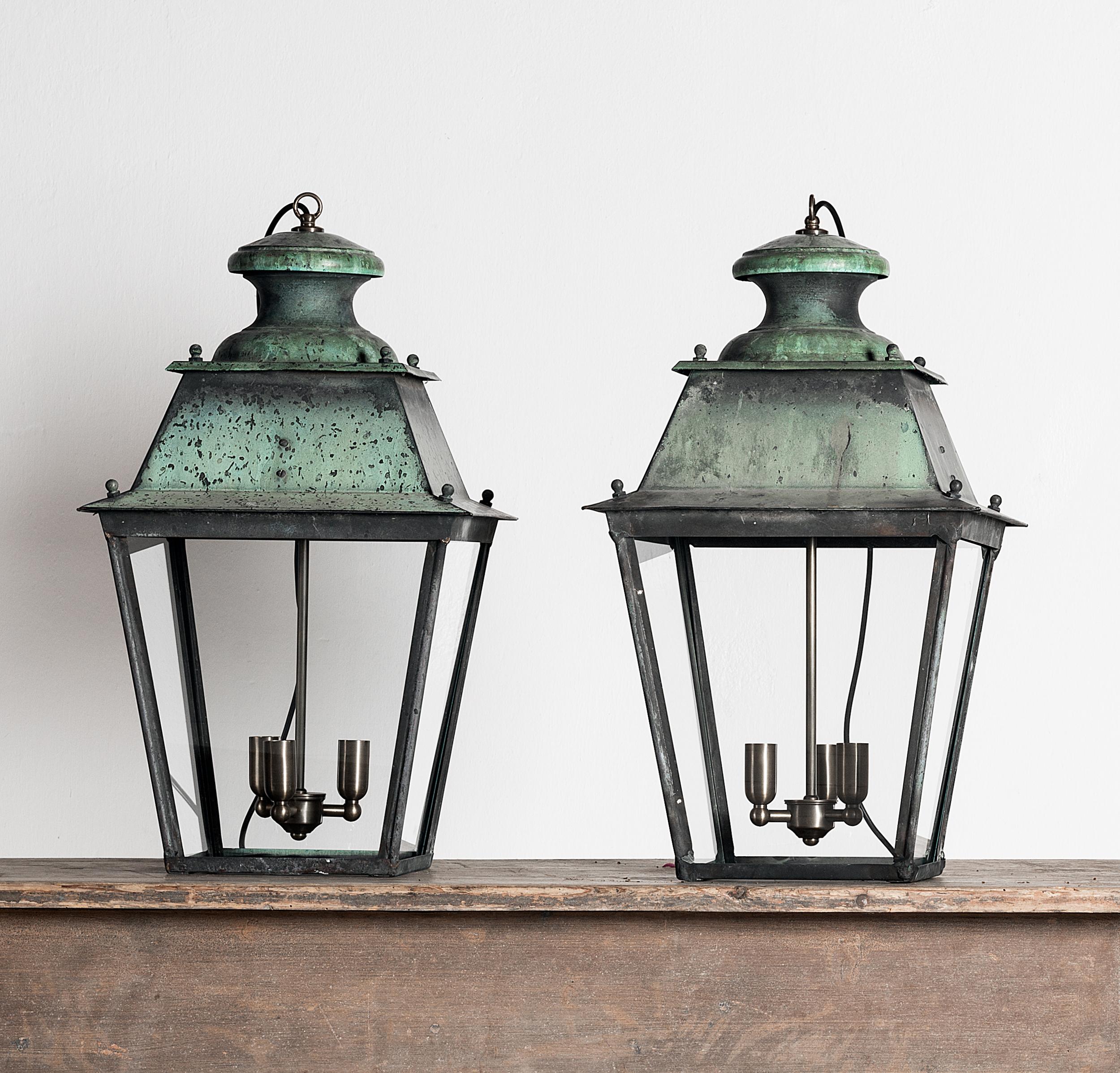 Rare Pair of Large French 19th Century Verdigris Copper Lanterns In Good Condition In Jesteburg, DE