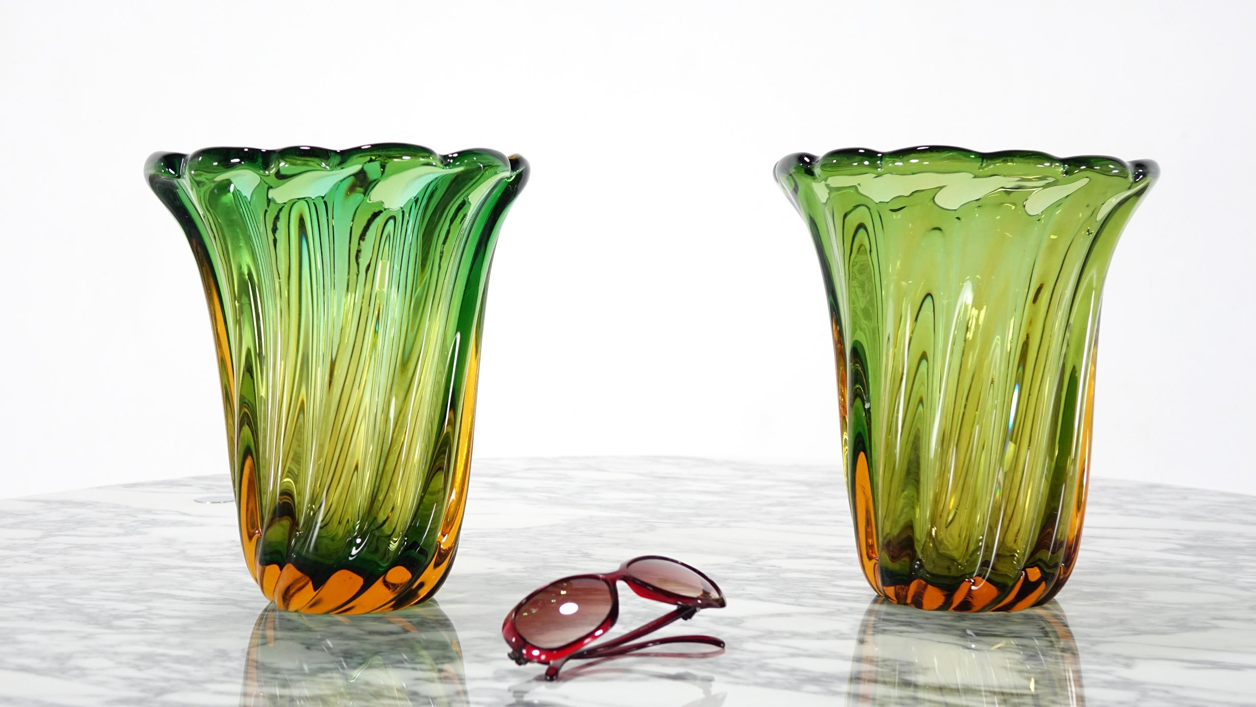 Seltenes Paar großformatiger grüner Murano-Vasen, einzigartiges, farbenfrohes Meisterwerk (Italienisch)