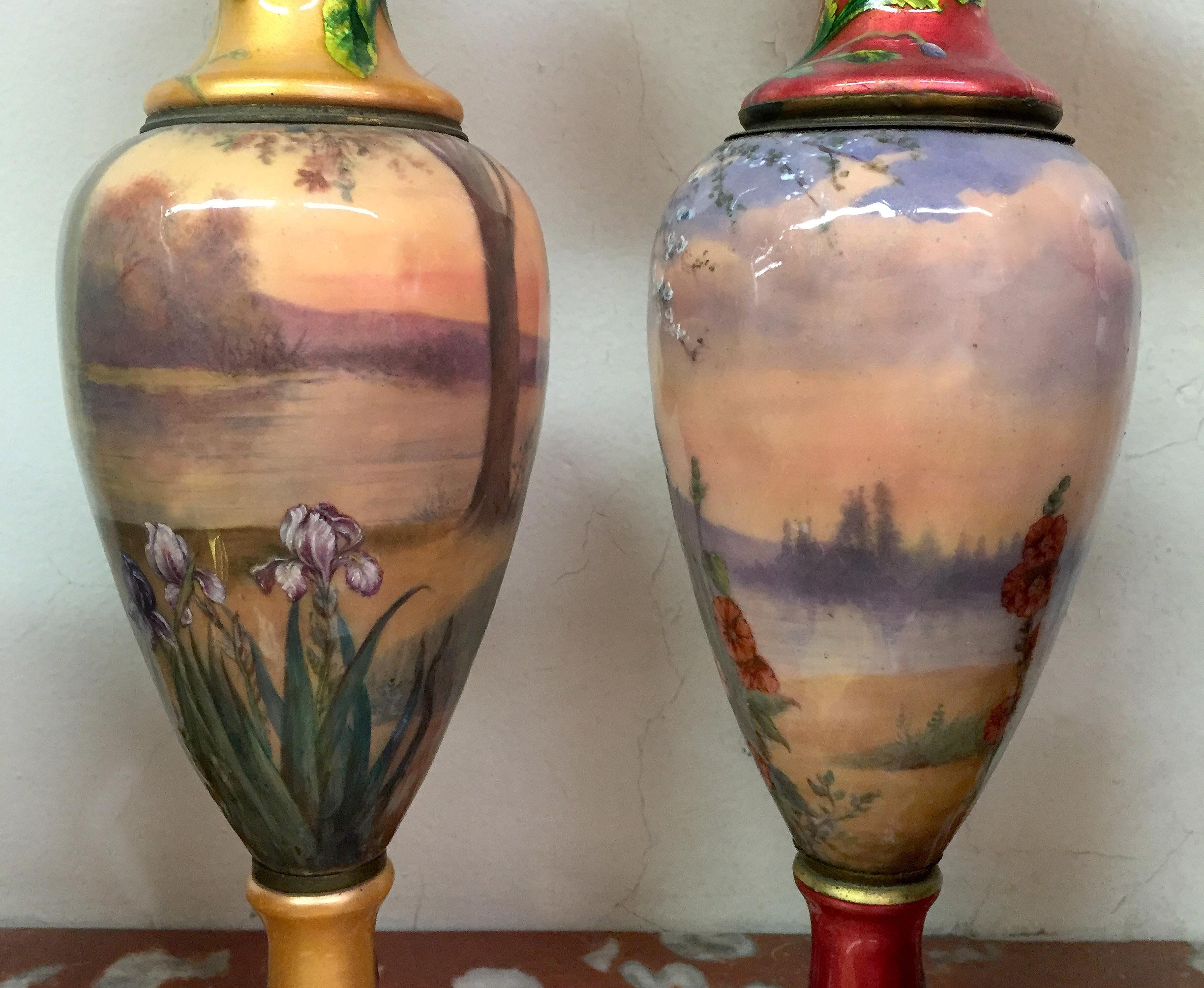 Seltenes Paar französischer Emaille-Vasen des späten 19. Jahrhunderts (Belle Époque) im Angebot