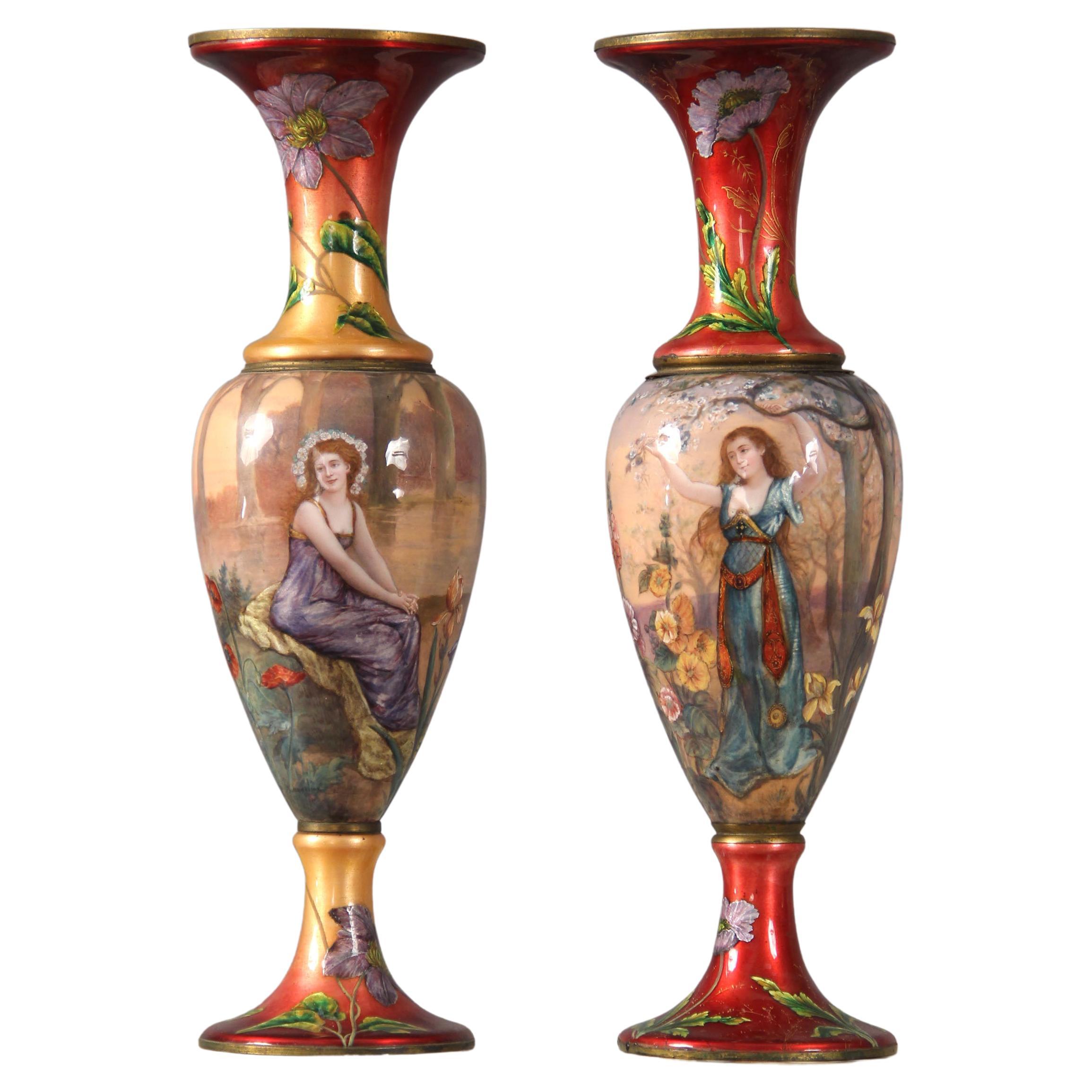 Seltenes Paar französischer Emaille-Vasen des späten 19. Jahrhunderts im Angebot