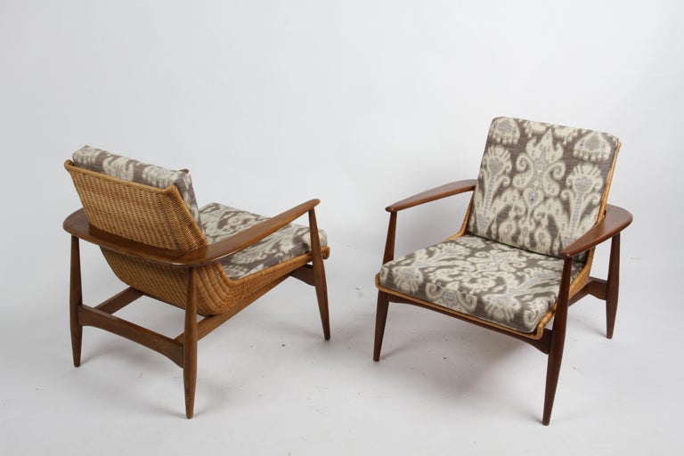 Rare Pair of Lawrence Peabody's Sculptural 1806 / 917 Chairs in Walnut & Rattan In Good Condition In St. Louis, MO