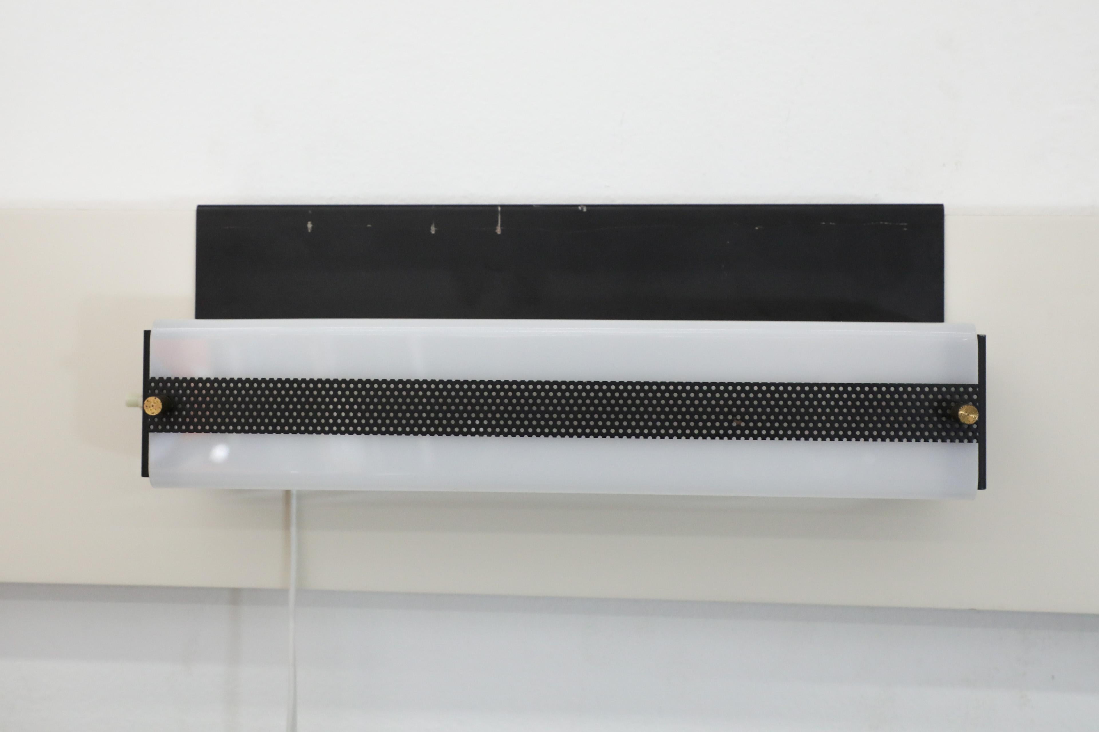 Coppia di lampade lineari a gancio in stile Hiemstra smaltate di nero con paralumi in plexi bianco in vendita 2