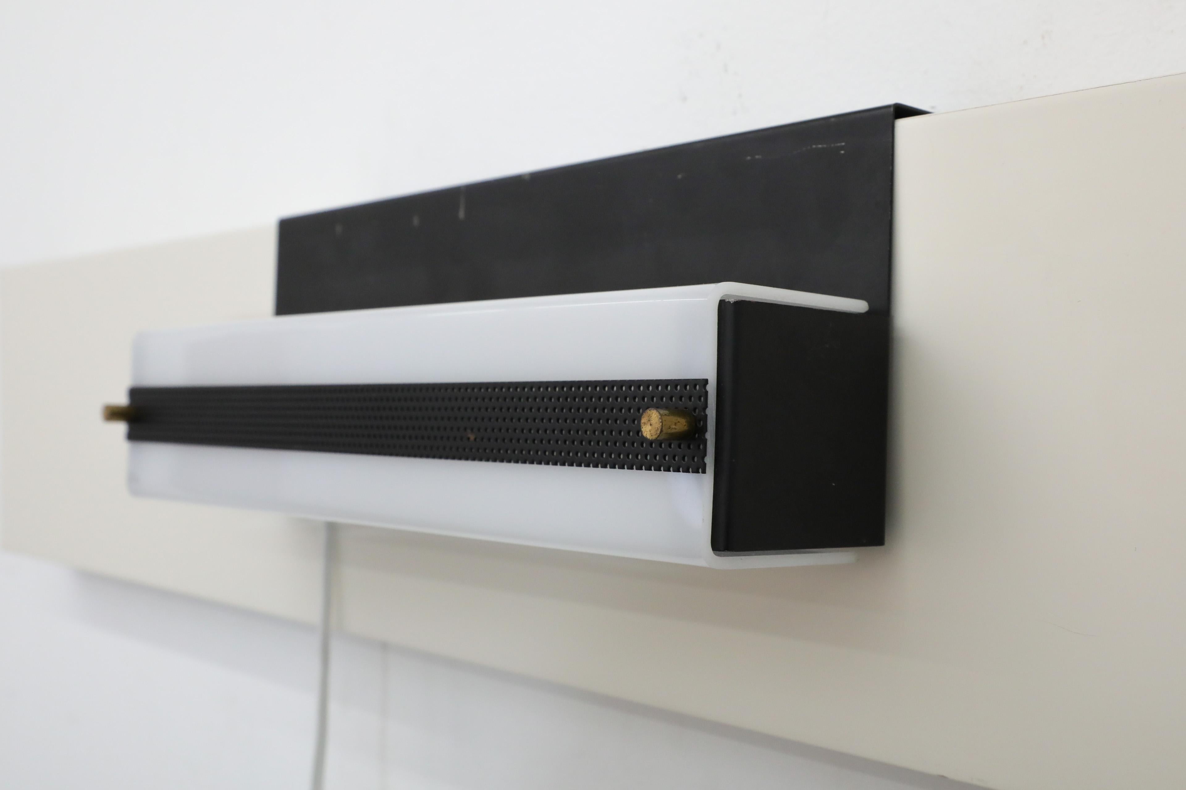 Coppia di lampade lineari a gancio in stile Hiemstra smaltate di nero con paralumi in plexi bianco in vendita 3