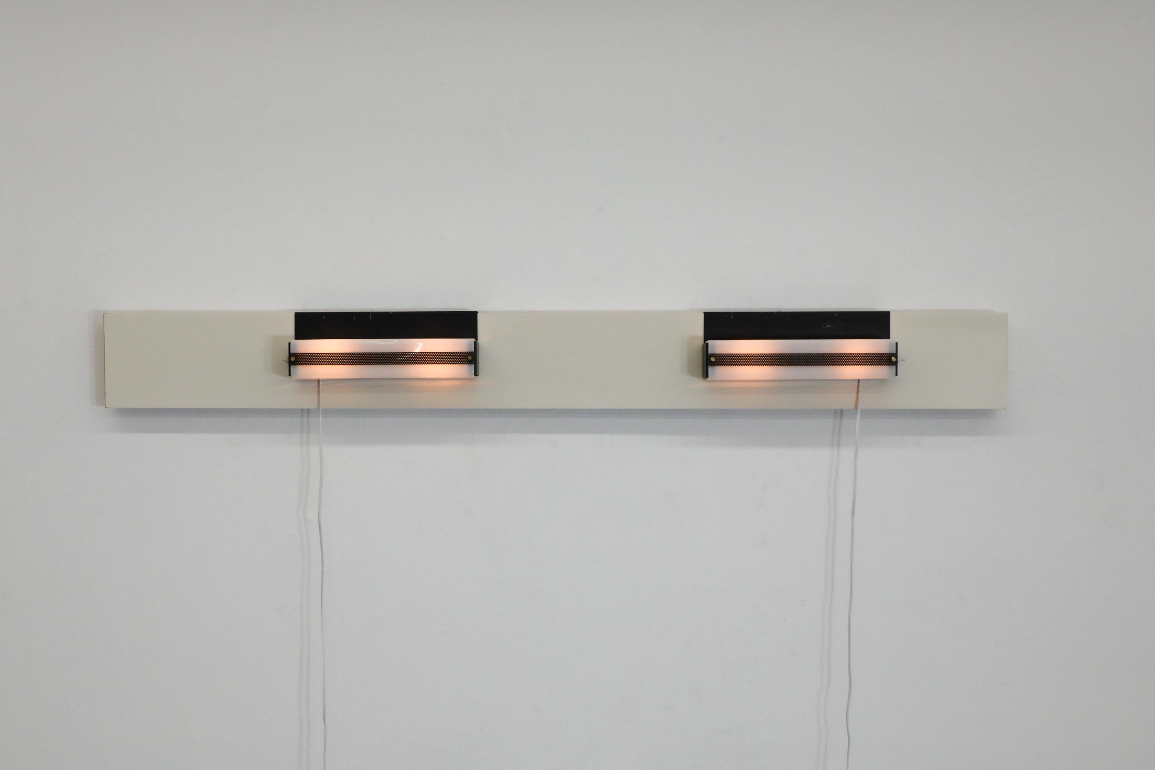 Mid-Century moderno Coppia di lampade lineari a gancio in stile Hiemstra smaltate di nero con paralumi in plexi bianco in vendita