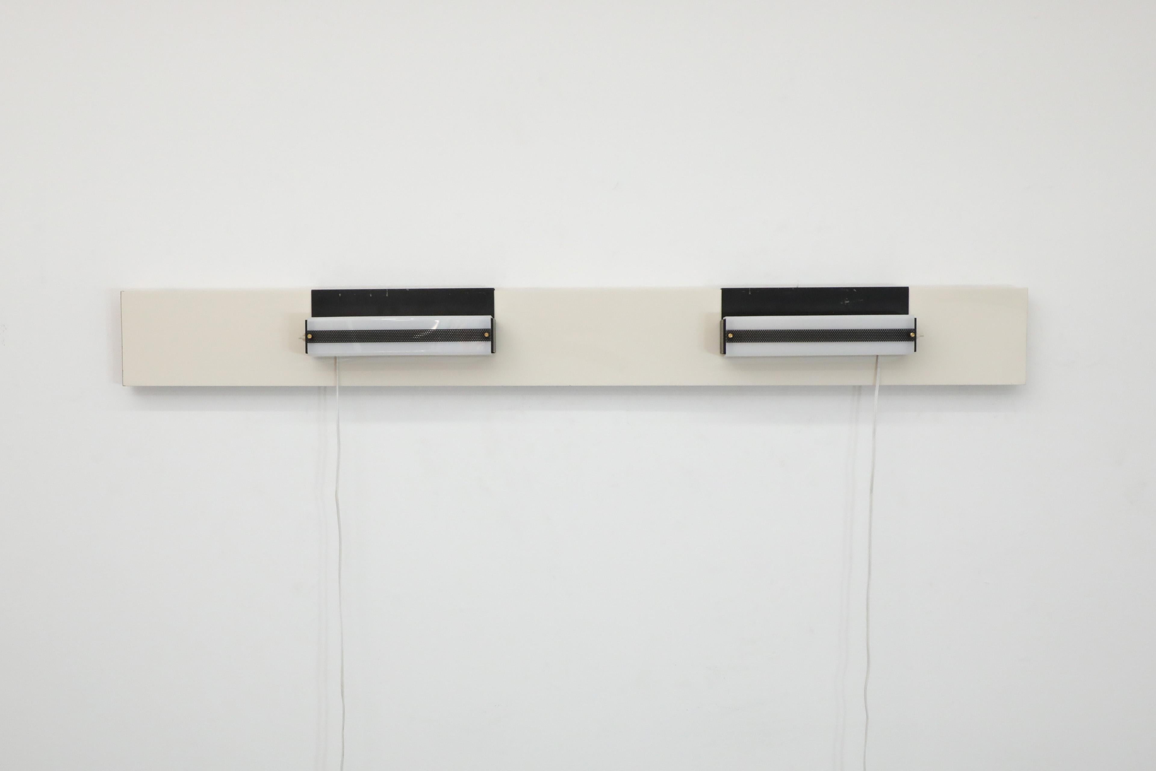 Francese Coppia di lampade lineari a gancio in stile Hiemstra smaltate di nero con paralumi in plexi bianco in vendita
