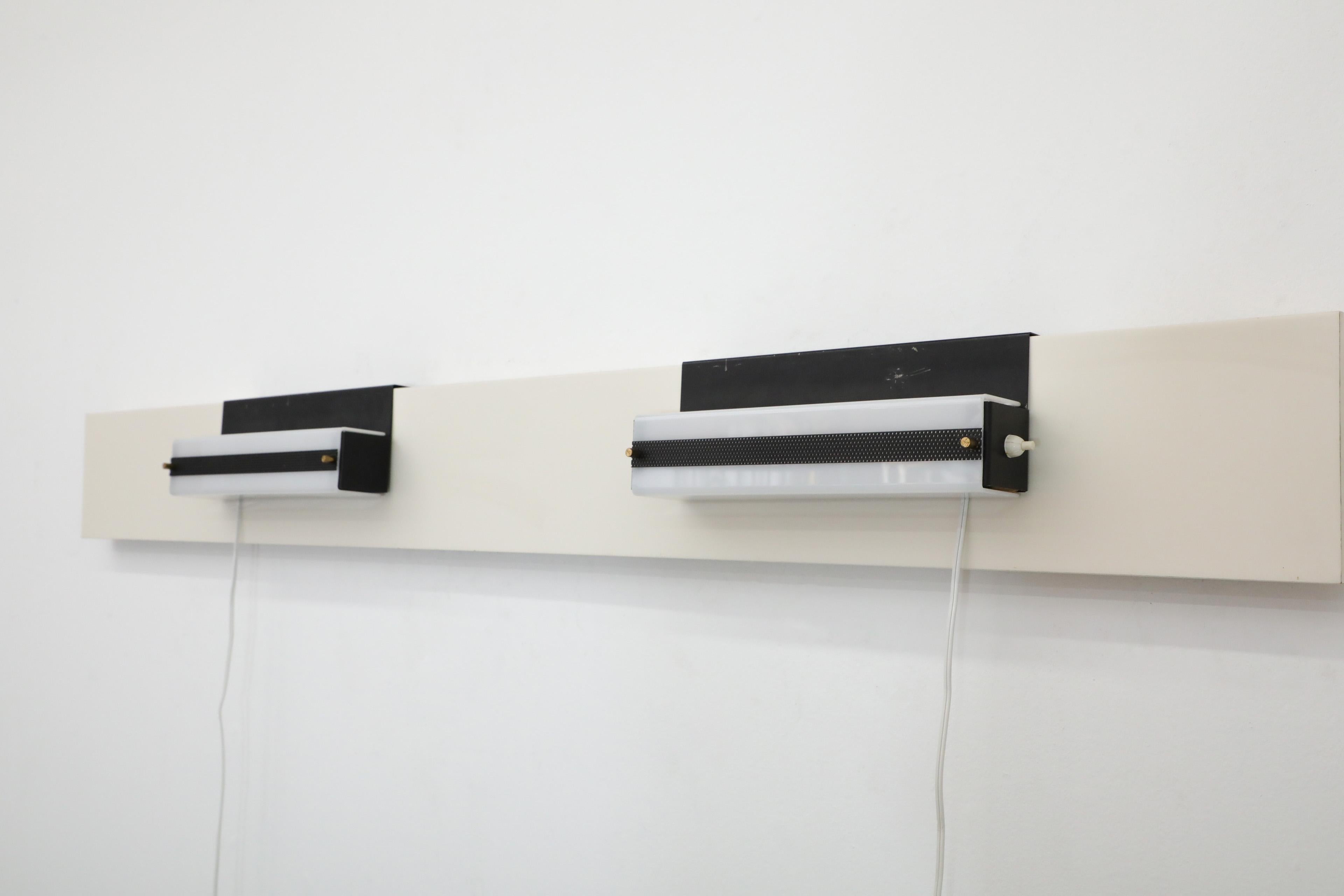 Smaltato Coppia di lampade lineari a gancio in stile Hiemstra smaltate di nero con paralumi in plexi bianco in vendita