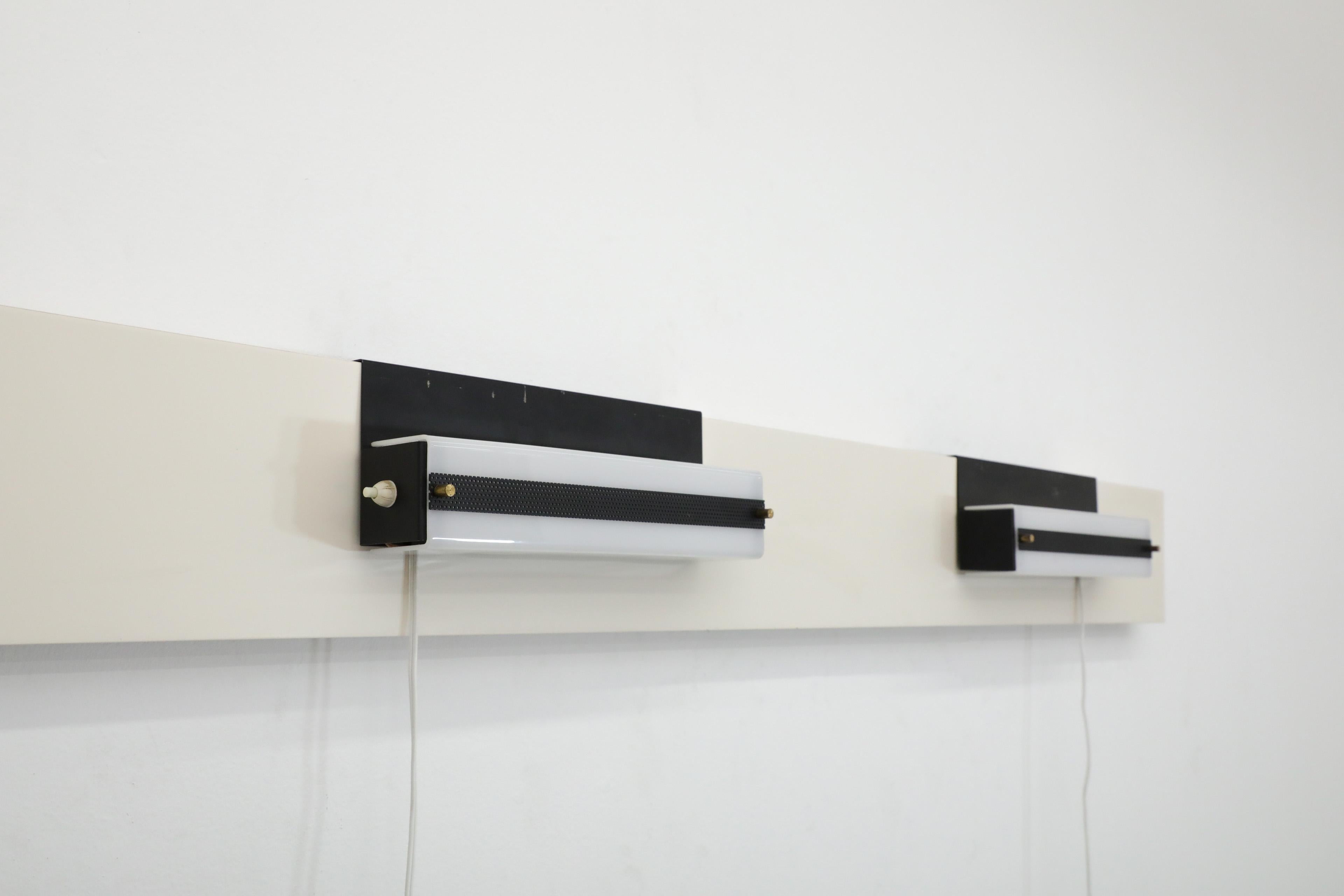 Coppia di lampade lineari a gancio in stile Hiemstra smaltate di nero con paralumi in plexi bianco In condizioni buone in vendita a Los Angeles, CA