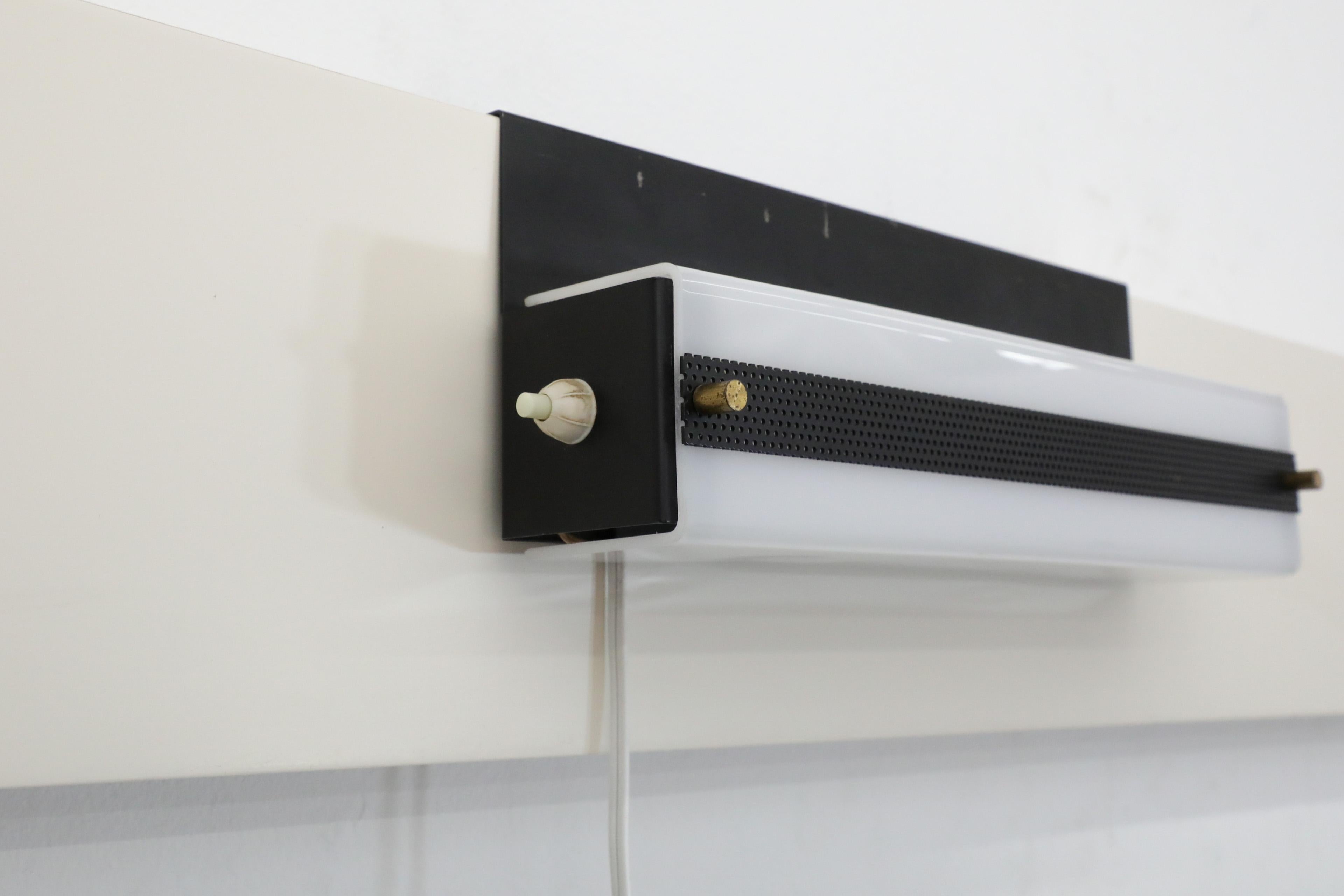 Metà XX secolo Coppia di lampade lineari a gancio in stile Hiemstra smaltate di nero con paralumi in plexi bianco in vendita