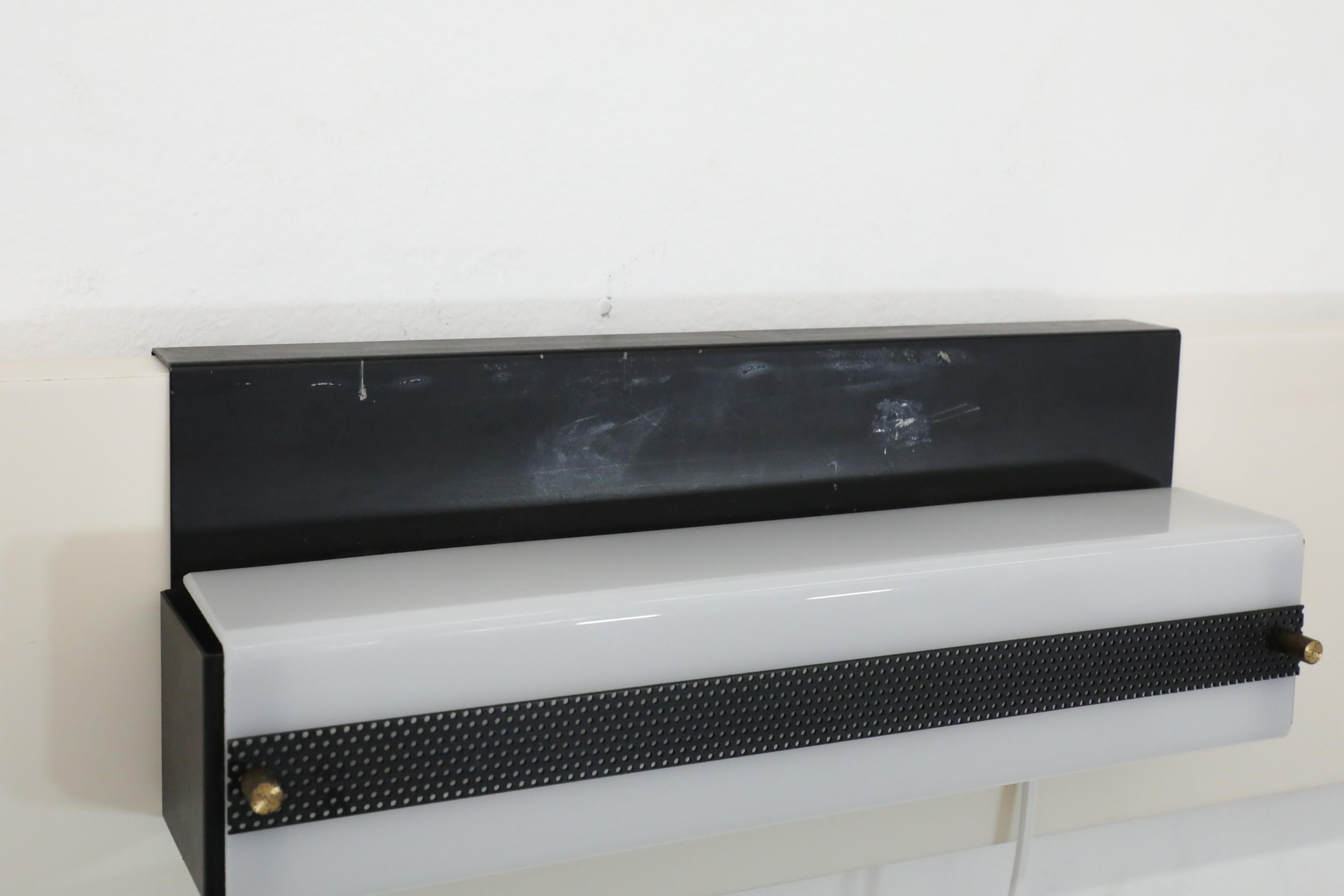 Metallo Coppia di lampade lineari a gancio in stile Hiemstra smaltate di nero con paralumi in plexi bianco in vendita