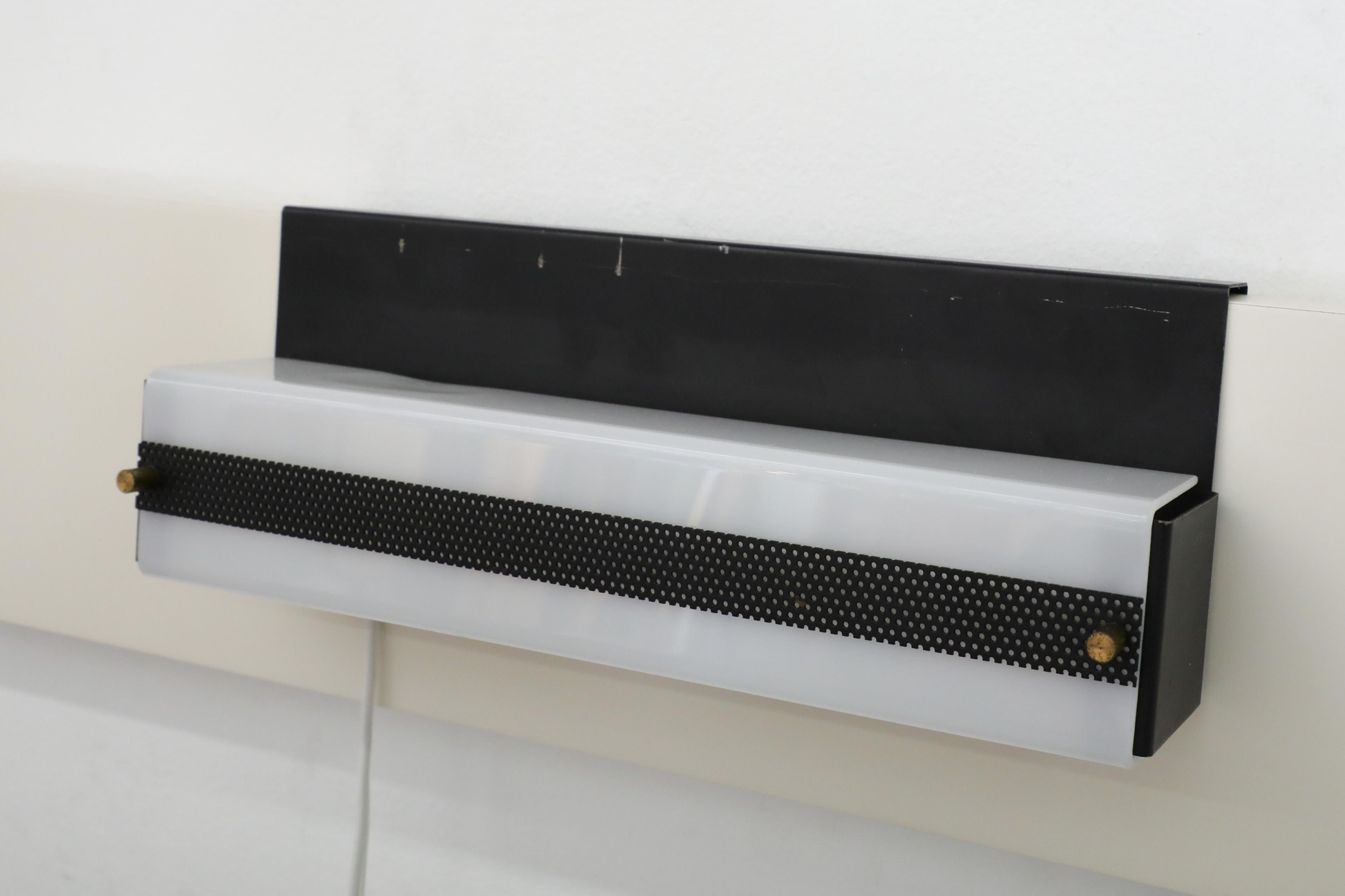 Coppia di lampade lineari a gancio in stile Hiemstra smaltate di nero con paralumi in plexi bianco in vendita 1