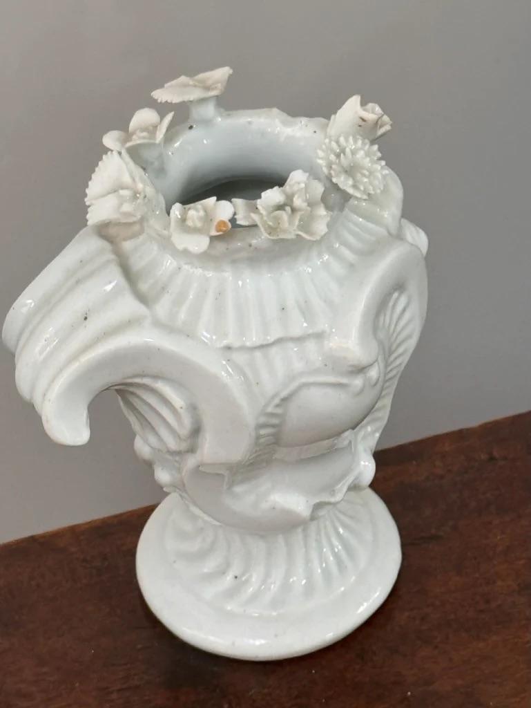 Très rare paire de vases incrustés de fleurs de Longton Hall, c. 1755.  dans le goût Rococo, tous deux de forme cartouche cannelée et moulée en Rocaille, dans le blanc, la bouche appliquée de fleurs, posés sur un pied socle (2).  Provenance : Avec